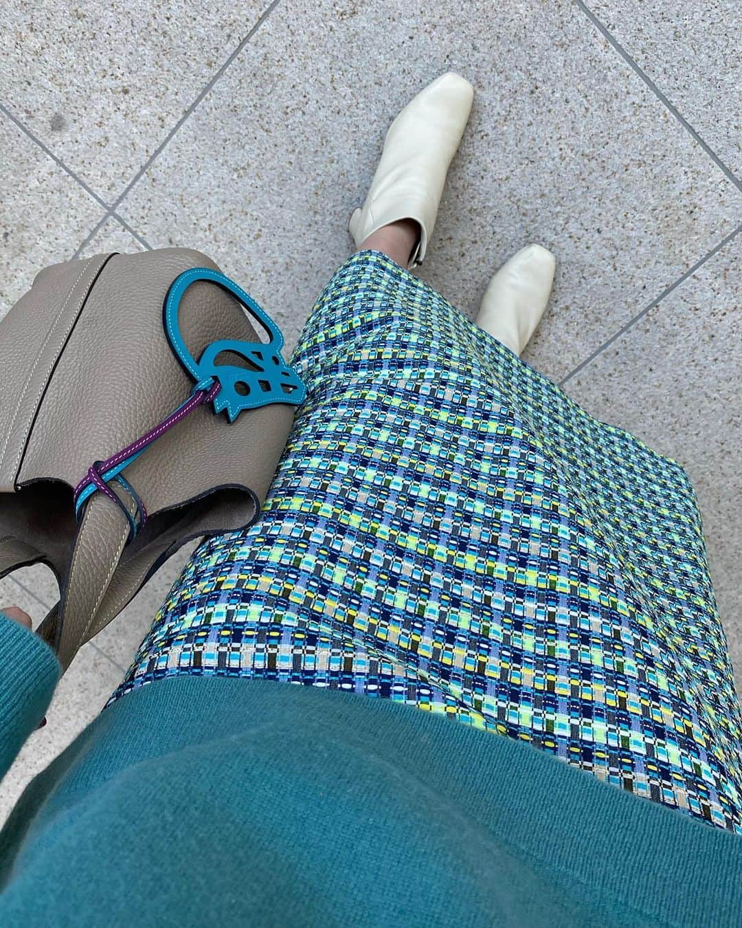 冨張愛さんのインスタグラム写真 - (冨張愛Instagram)「blueのワントーン。 どうやら私は色を使ったコーデが好きみたい...💭 このニット 着心地良くて暖かくてお気に入り。ピンクも色違いで持ってます😍✌️ * knit ... #kuihst #kuih @kuih_store  skirt ... #marononfee @maronenonfee  shoes ... #diana @dianashoespress  #instagood #coordinate #ootd #outfit #fashion #instafashion #meg_ootd #코디네이트 #패션 #카메라 #コーディネート #コーデ #ファッション #今日のコーデ #今日の服 #157cmコーデ #マーロンエノンフィ #クイ」10月25日 20時25分 - megumitomihari
