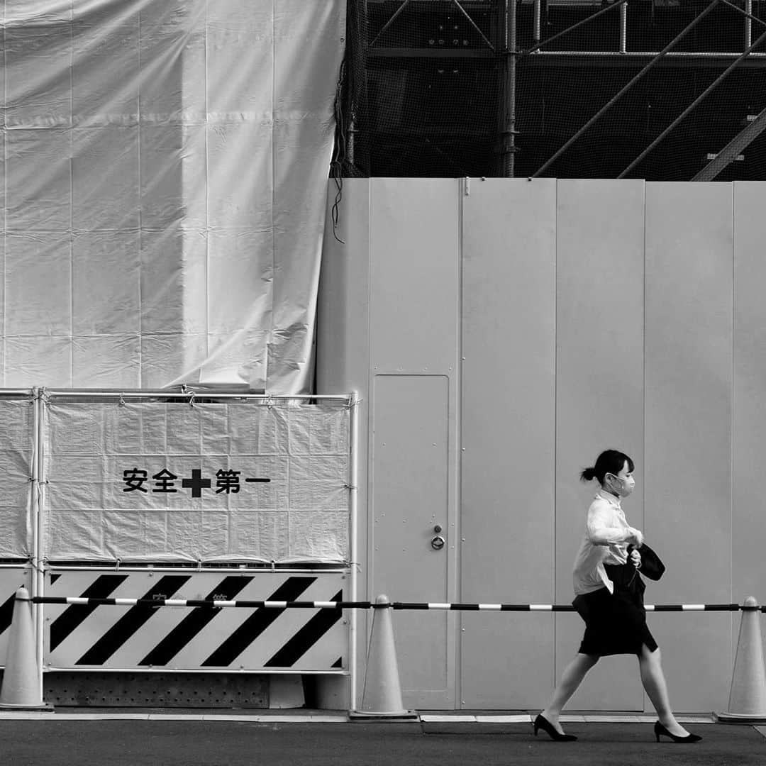 naotakeのインスタグラム：「工事中 - Men at work. / X-T2 & Snapseed, 20201026 . . Honda e の車内は、まるでリビングのような雰囲気で、これまでの車とは雰囲気がちょっと違う。 . . #spicollective #royalsnappingartists #infamous_family #rsa_main #infinity_photo_cult #2_fineart #jp_gallery_member #jp_gallery_bnw #trb_bnw #wp_bnw  #bnw_life #bnwlife_member #bnw_life_shots #bnw_captures #world_bnw #top_bnw #team_jp_ #team_jp_モノクロ #ig_energy_bw #ig_nihon #streetphotographybnw #igersjp #blackandwhite #bnw #bnwphoto #monochrome #bw #bnwphotography #ShotOniPhone #shotoniphoneXR」