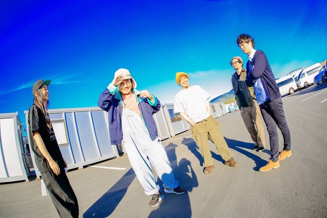 タクマ さんのインスタグラム写真 - (タクマ Instagram)「MONOGATARI LIVE 2020 2日目もTAKUMA"何人かバンド"で出演させて貰いました。感染防止対策などみんなが協力し合って笑顔になれる様にと想いが集まった素晴らしいフェスでした。直方が大好きになりました。本当にありがとうございました。　photo by 日吉"JP"純平　  Vo.gt 卓真 Bass.ハマちゃん Gt.cho P.A.H.U.M.A  a.k.a キム・ウリョン Key. ドニー Drum. コマキ」10月25日 20時25分 - takumamitamura