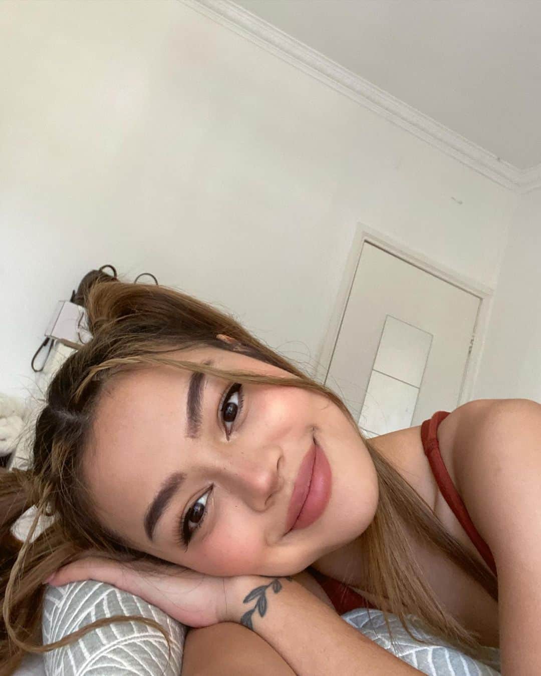 リリーマイマックのインスタグラム：「My mind & body is telling me I need a break 🙃 I’ve had 2 mental breakdowns this week wbu?」