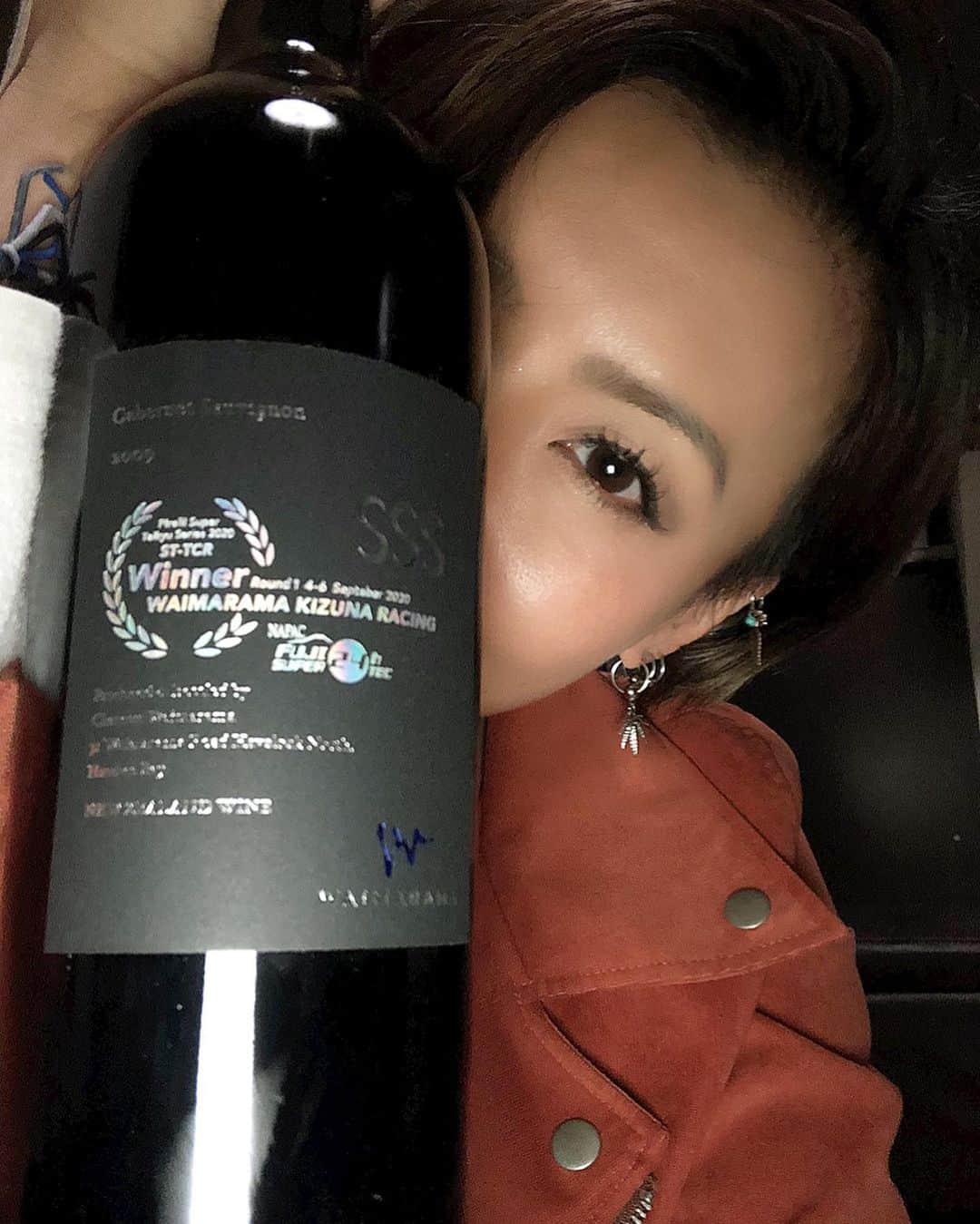 真矢のインスタグラム：「・ ・ 素敵なプレゼントが届きました🎁✨  S耐24時間の優勝記念ワイン🍷✨‼️  そもそも皆さん、私がマネージャーを務める《WAIMARAMA  KIZUNA RACING TEAM》の、WAIMARAMA って何か知ってた❓😜  実はニュージーランドのワインなのだよ🍷✨  オーナー様が、世界に1768本しかない限定ワインを、スタッフ皆んなに限定ボトルにしてプレゼントしてくださいました😍🙌✨🍷‼️  もったいなくて飲めないやーつ🤣🙌‼️  。。。と言いながら、ワタクシあんまりワイン飲めないので丁度良い🤣👍✨‼️  まぁ、まだ飲み頃ではないみたいやけど😜  。。。来週はもう岡山戦🏁  絶対負けられない👊‼️  寒さに負けてしまうかもしれんけど😭（笑）←私がw  応援よろしくね📣🤗🏁  ✴︎ ✴︎ #waimarama #waimaramakizunaracingteam #supertaikyu #supertecfuji24h #winner #memorial #wine #newzealand #waimaramajapan」