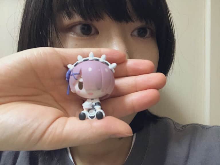 のインスタグラム：「リゼロ一番くじしたら、 ラムのちょこのっこ当たった🤩 今回は我慢するぞ！と思っていたんですが すごい条件良い場所に遭遇してしまって その上売り切ればかりと耳にしたので ここで会ったも運のつき！ 一回だけ引いちゃいました😂 狙いはベア子フィギュアとちょこのっこだったので 見事ちょこのっこ出せて満足！ かわいすぎる…🥺 #リゼロ #リゼロ一番くじ #一番くじ #隠しきれないオタク #アニメ #オタク #rezerokarahajimeruisekaiseikatsu  #ラム #ちょこのっこ」