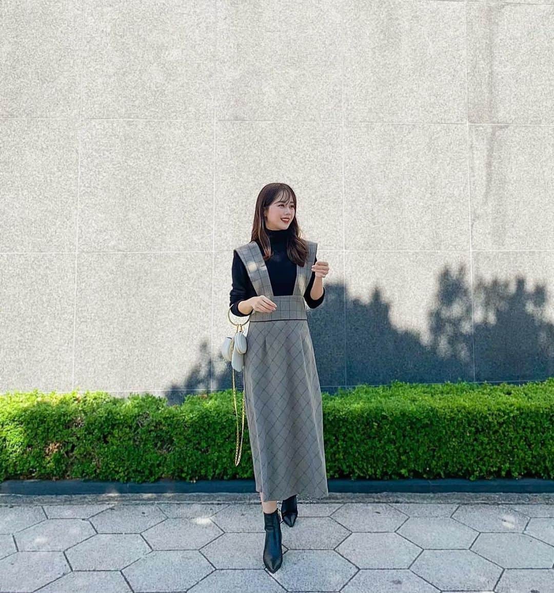 ハンナミのインスタグラム：「今日は発売中のジャンパースカートに 黒のタートルニットでした🤎  (前髪が風で ぼさぼさ 👀)  新作予約販売は 本日-23:59まで🩰 最終日もたくさんのご注文ありがとうございます♡」