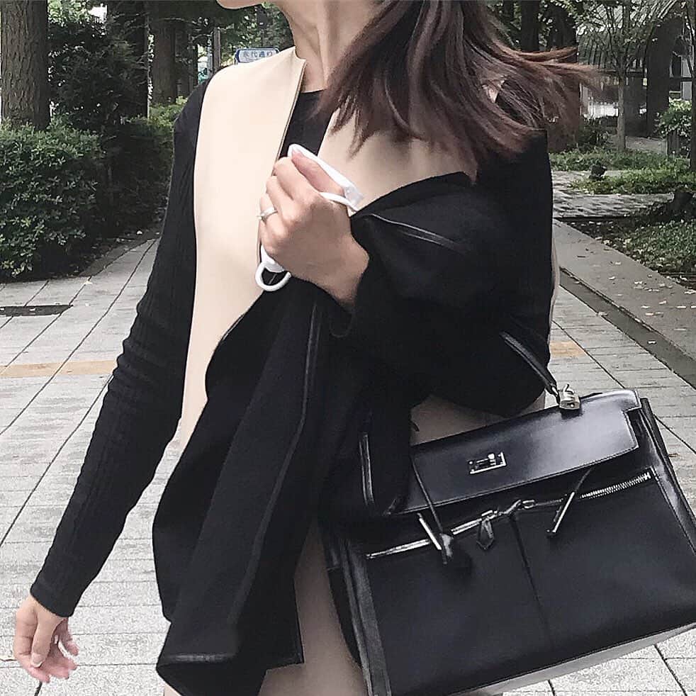 のインスタグラム：「________ ✔️ . 🖤🤎🖤🤎 . #autumnstyle  #beigeandblack  .」