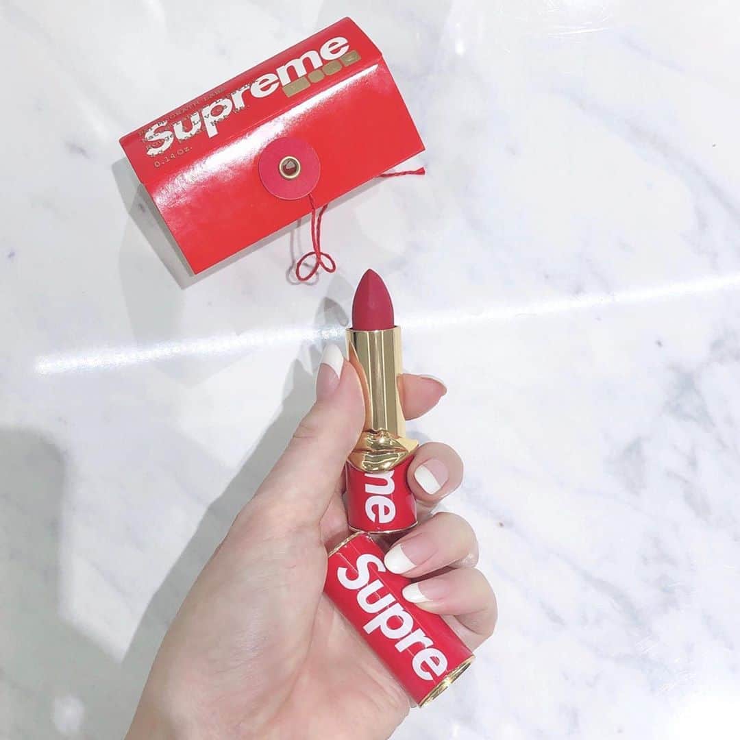 山脇道子のインスタグラム：「💄 可愛いからいつもバッグに 入れてるのに全然出番来ない😷 @patmcgrathreal @supremenewyork」