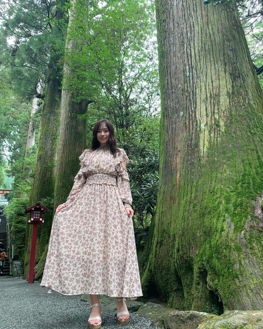 内木志のインスタグラム：「カレンダー撮影の時 箱根神社の近くのホテルに泊まったので、スタッフの皆さんと箱根神社にお参り行ってきました😊 #箱根神社 #⛩ #内木志カレンダーブック」