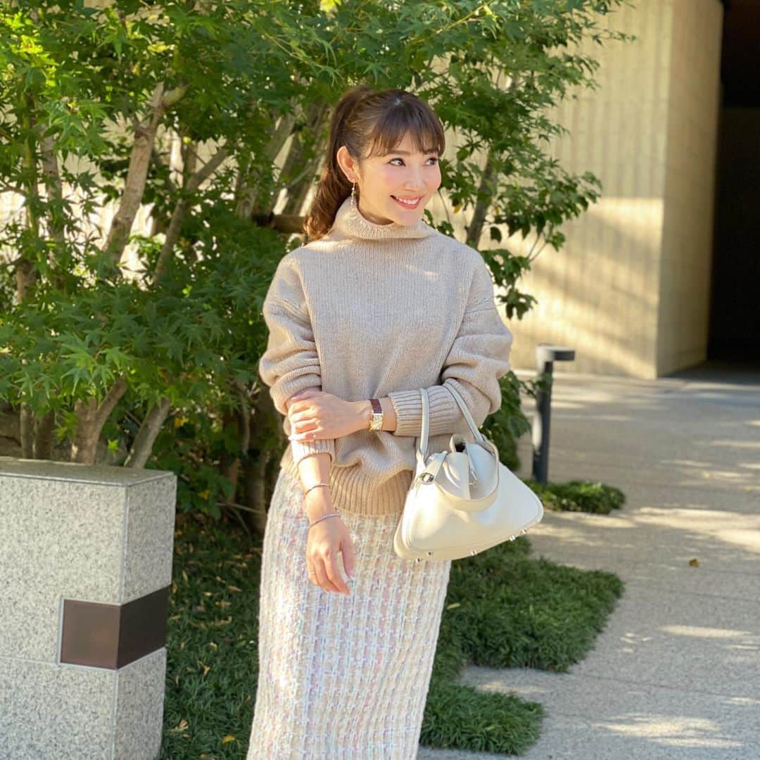 吉田美紀さんのインスタグラム写真 - (吉田美紀Instagram)「・ ・ 気持ちがいいお天気の週末でしたね˚✧₊⁎ ・ 新しい1週間も秋晴れが続きそう！ ・ 秋冬ファッションも楽しい季節♬ ツイードアイテム、続々入荷します❤︎･:*+. ・ top→#estnation skirt→#lialapg  pumps→#chembur bag→#hermes ・ #tweed #tweedskirt #coordinate #outfit #ootd #look #style #fashion #wardrobe #instafashion #instagood #コーディネート #ファッション #ママコーデ #ママコーディネート #ママファッション #ツイード #ツイードスカート」10月25日 20時33分 - miki__yoshida