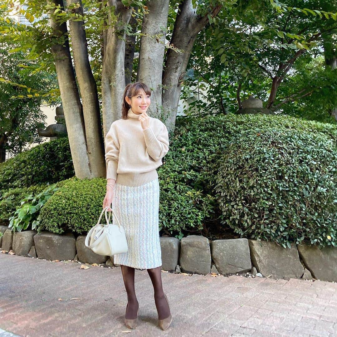 吉田美紀さんのインスタグラム写真 - (吉田美紀Instagram)「・ ・ 気持ちがいいお天気の週末でしたね˚✧₊⁎ ・ 新しい1週間も秋晴れが続きそう！ ・ 秋冬ファッションも楽しい季節♬ ツイードアイテム、続々入荷します❤︎･:*+. ・ top→#estnation skirt→#lialapg  pumps→#chembur bag→#hermes ・ #tweed #tweedskirt #coordinate #outfit #ootd #look #style #fashion #wardrobe #instafashion #instagood #コーディネート #ファッション #ママコーデ #ママコーディネート #ママファッション #ツイード #ツイードスカート」10月25日 20時33分 - miki__yoshida