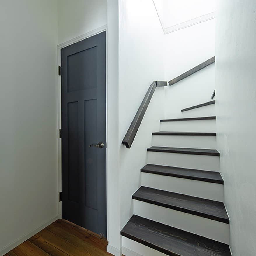 フレンチ工房 神戸さんのインスタグラム写真 - (フレンチ工房 神戸Instagram)「『フレンチスタイル』  ☆階段室☆ 前回からの続きです🏡  🚪を開けると階段室です。 冷暖房を考慮し階段室を設けました。 1帖の廊下にトイレと階段があります。 ・ ・ ・ ----------------------------- もっと施工事例を見たい方は ↓↓↓ @frenchkobokobe  ----------------------------- ・ ・ ・ #フレンチスタイル #リビングドア #階段室 #オリジナル階段 #漆喰の壁 #マイホーム計画 #マイホーム計画中 #マイホーム記録 #注文住宅兵庫 #注文住宅大阪 #輸入住宅 #フレンチ工房神戸」10月25日 20時34分 - frenchkobo
