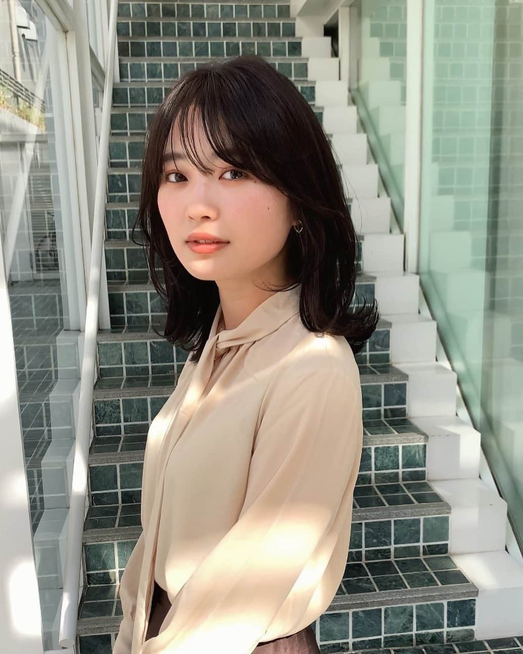 角川友紀のインスタグラム：「𓂃 ﻿ ﻿ いつもお世話になってるうめさんのところで﻿ ﻿ カラーと少しだけカットしていただきました👩🏻 ﻿ うめさんいつもありがとうございます〜！🎃🍂﻿ ﻿ ﻿ ﻿ ﻿ #ミディアムヘア#外ハネ#レイヤー#レイヤーカット」