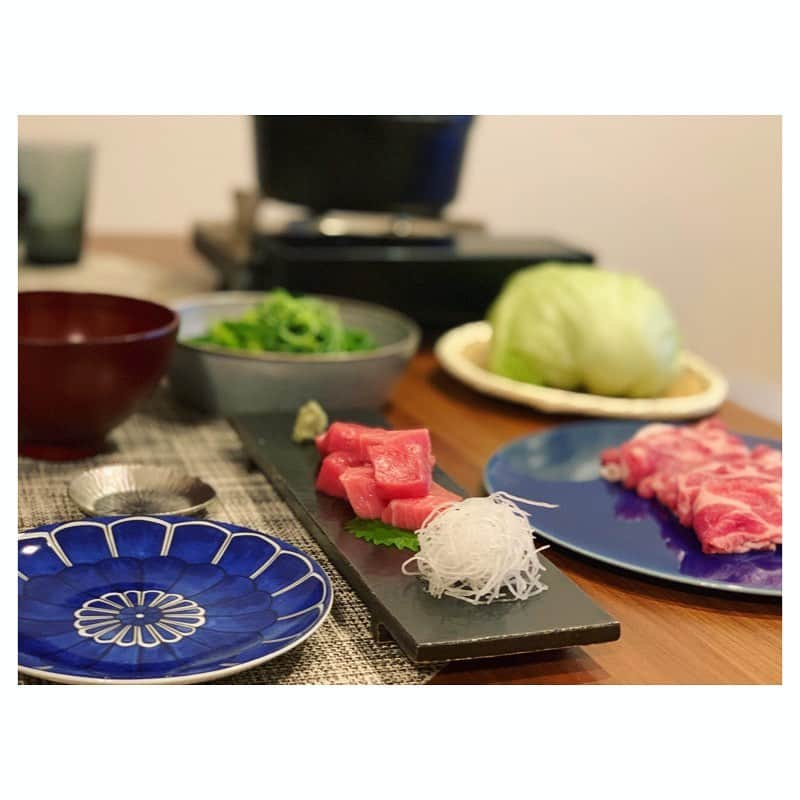 市橋有里さんのインスタグラム写真 - (市橋有里Instagram)「野菜をたっぷり食べたくて 🥬レタスときのこの豚しゃぶ 🥬豆苗とニンニクの芽炒め 🥬鮪のお刺身 🥬秋刀魚の塩焼き 🥬新高梨 🥬川崎のおせんべ しゃぶしゃぶするとレタスひと玉は余裕で食べれちゃう。 暴飲暴食リセットできたかな。 ・ #小料理屋あり #秋味 #おうちごはん #リセットごはん #大師巻 @yukanoe ありがとう💛」10月25日 20時36分 - ariichihashi