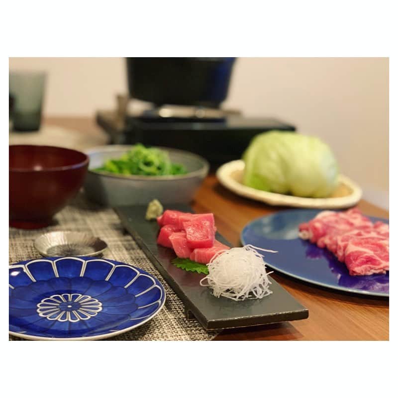 市橋有里のインスタグラム：「野菜をたっぷり食べたくて 🥬レタスときのこの豚しゃぶ 🥬豆苗とニンニクの芽炒め 🥬鮪のお刺身 🥬秋刀魚の塩焼き 🥬新高梨 🥬川崎のおせんべ しゃぶしゃぶするとレタスひと玉は余裕で食べれちゃう。 暴飲暴食リセットできたかな。 ・ #小料理屋あり #秋味 #おうちごはん #リセットごはん #大師巻 @yukanoe ありがとう💛」
