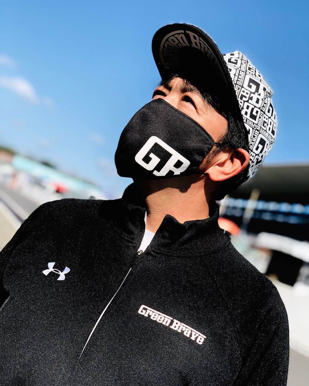 のインスタグラム：「スーパーGT第6戦　鈴鹿サーキット。 秋晴れの中、決勝が行われます！！ 埼玉トヨペットGREEN BRAVEは、サクセスウエイト99キロ、BOP25キロ。計124キロの重りを搭載して、戦います！！ 応援よろしくお願いいたします！！ もちろん、テレビ愛知　黒ちゃんねる撮影も行っています！！  #埼玉トヨペットgreenbrave  #スーパーgt  #テレビ愛知 #黒ちゃんねる  #黒ちゃんねる収録  #秋晴れ  #黒岩唯一」