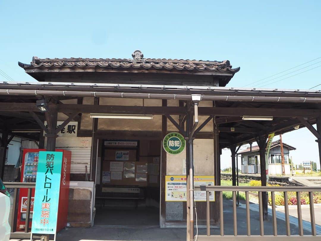 伊藤桃さんのインスタグラム写真 - (伊藤桃Instagram)「【#富山地鉄 開発駅 】 1921年·····大正10年！からの開業当時からそのままの駅舎を使い続けている開発駅🥺 とにかく、しぶーい#木造駅舎 でした♡ そして、ホームも駅の前もお花が綺麗… 駅が愛されていることが伝わります。 開発駅での滞在時間は10:56~11:51。のんびりのんびり·····( ∩'-'📷⊂ ) 写真だけでも渋さが伝わると思いますが… * 5枚目: この駅名標のレトロさがよき＼^^／ 6枚目: 待合室の椅子もレトロ。 7枚目: なぜか天井が少し外れてました۳( ̥O▵O ̥)!! 8枚目: 伝言板·····？🥺 * この開発駅では、私以外にもは1人降りた方が····· 聞くと、富山にお住いの乗り鉄さんだそう。渋い駅舎が好きだという話をしたら、 富山地鉄のオススメ駅舎をいくつか教えていただきました^^ やはり割と綺麗にリニューアルした駅も多いとのことで·····そのお話を参考に次の下車駅を決定！ 1時間ほどの待ち時間でしたが、乗り鉄トークであっという間でした！ 旅はこういう時間があるから面白いですよね🥺 * 9枚目: 開発駅のまわりののどかな田園風景。 10枚目: こんどは大根さん(,,･ω･,,) 開発駅に別れを告げて、出発進行です！ ✂ーーーーーーーーーーーーーーーーーーーーーーーーーーーーーー✂ #大正ロマン #駅舎めぐり #昭和レトロ #富山地方鉄道 #japaneselandscape」10月25日 11時41分 - itomomo_tetsu