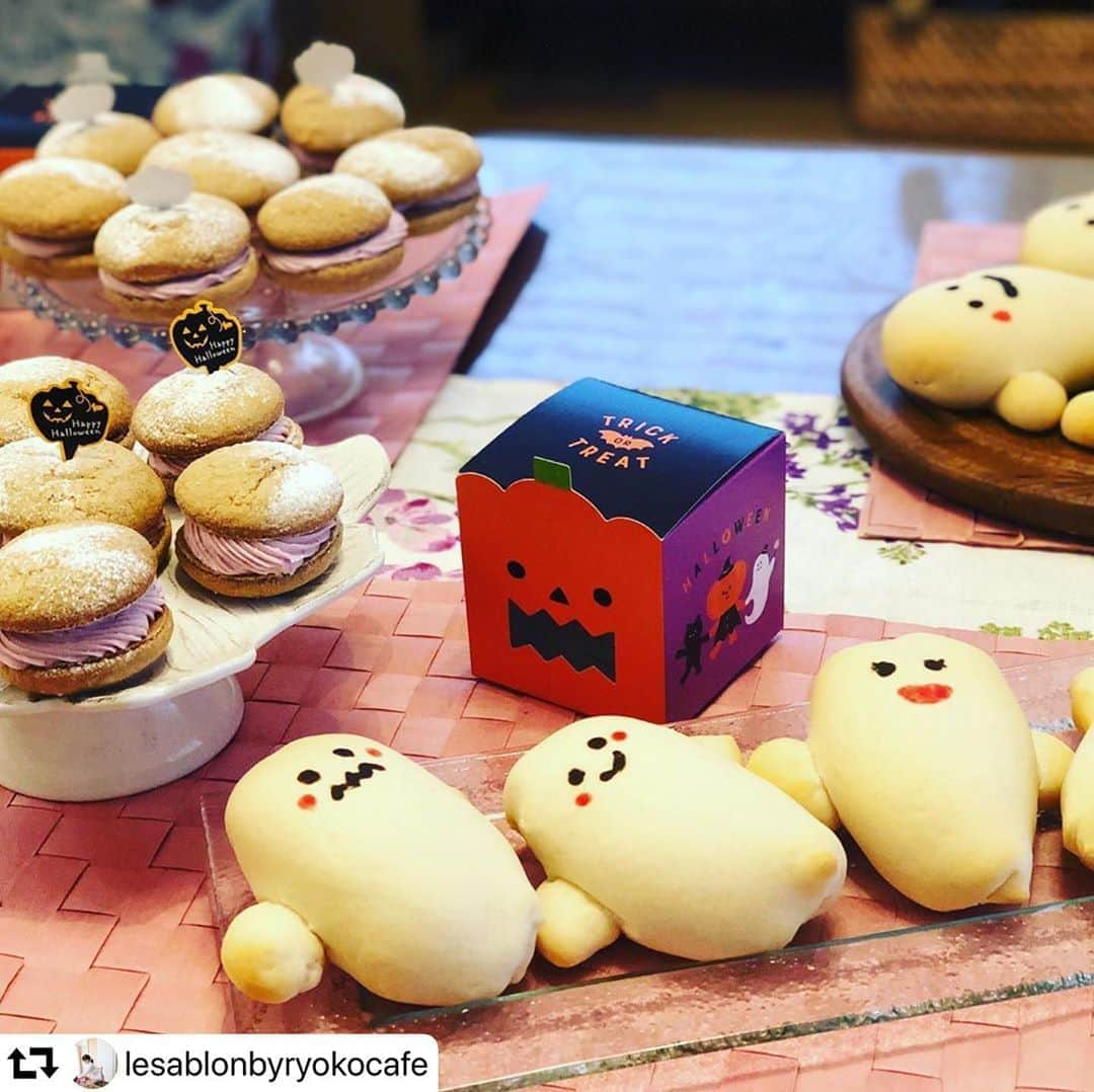 クスパさんのインスタグラム写真 - (クスパInstagram)「#repost @lesablonbyryokocafe ・・・ ルサブロンバイリョウコ👻💕 . 今日は京都校にて、ハロウィンダブルレッスンでした🎃✨ . 焼きたてプニップニ💕ずっしりたっぷりクリームのおばけパン👻 みなさまのおばけちゃん、可愛すぎです☺️💕 . フワッと口溶けのブッセも、『まさか手作りできるなんて😍』と、とっても喜んで下さいました💕 . 今年はおうちでファミリーハロウィンの方も多いそう🎃👻 手作りハロウィンメニューで、楽しくお過ごし頂けると嬉しいです☺️ . . #クスパハロウィン2020  #ルサブロンバイリョウコ  #お菓子とパンとアイシングクッキーの教室  #lesablonbyryoko  #お菓子教室 #パン教室 #お菓子教室京都 #パン教室京都 #京都 #京都市 #西京区 #桂 #桂川 #洛西口 #向日市 #ハロウィン #パン作り #お菓子作り #紫いも  #スイーツレシピ #手作りハロウィン #おうちカフェ  #おうちごはん  #おうちハロウィン #京都パン #京都スイーツ #クッキングスクール #料理教室京都」10月25日 11時43分 - cookingschoolpark