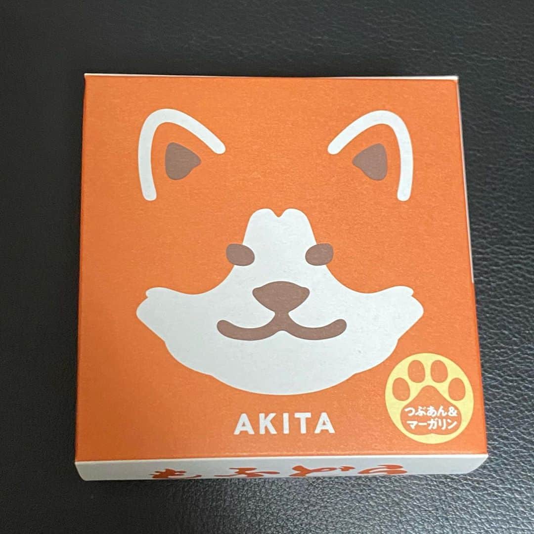 みずしな孝之のインスタグラム：「秋田のパケ買いおみやげ  ・秋田犬のもふもふ加減が再現されてる「もふどら」。たぶんしっぽモチーフ。ふわふわ。 つぶあん&マーガリンおいしい。  ・08コーヒーのミニアイスコーヒー。 福田利之さんのパッケージがダントツにかわいい。お店で頂いた淹れたてのコーヒーもおいしかった。  ・キッコーナン醤油 パンダなにしてんの！」