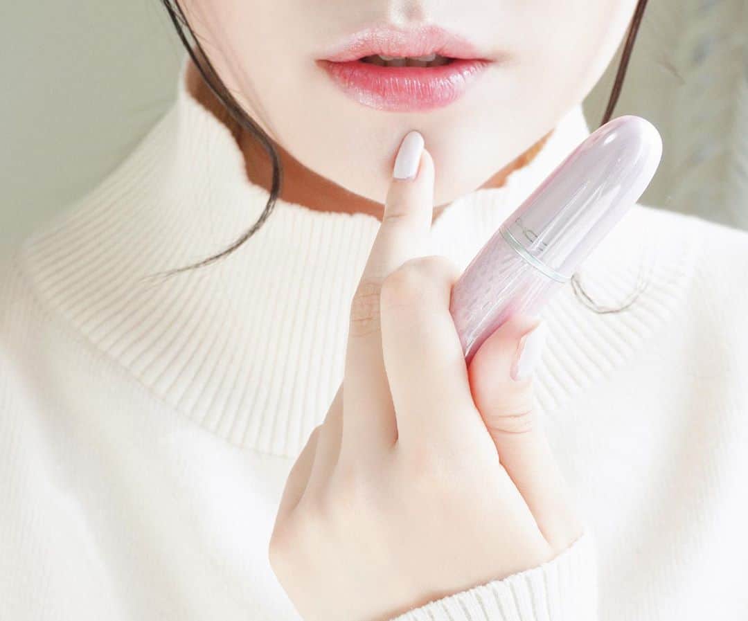 緑川百々子のインスタグラム：「はやめのお誕生日プレゼントでいただいた、M.A.Cのホリデーコレクション💄 スノーフィルターというお色味です。 塗ってみるとナチュラルな血色感がでてとてもいい……  @moca_esta ありがとう（ ; ; ）」