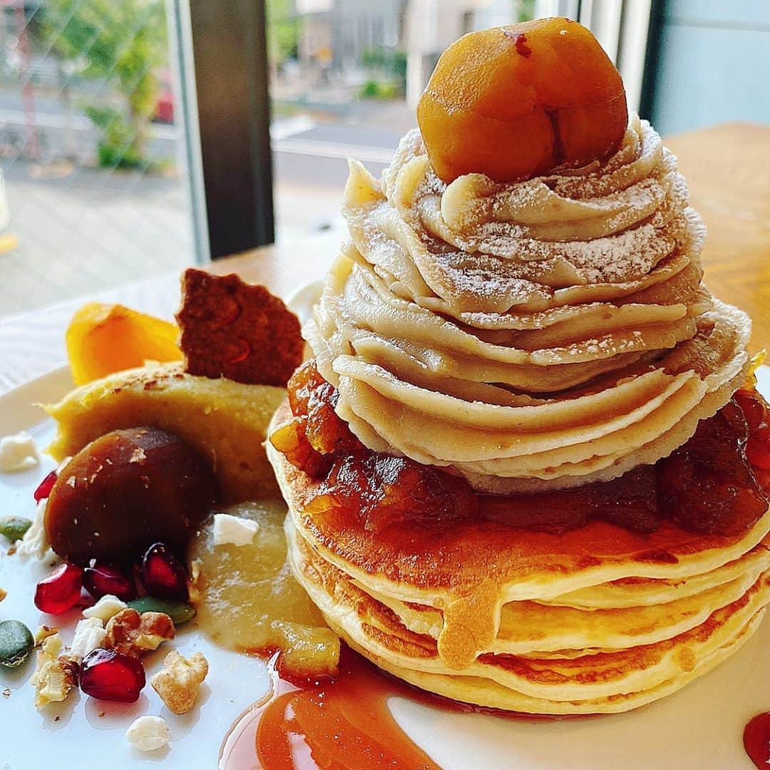 里井真由美さんのインスタグラム写真 - (里井真由美Instagram)「#montblanc #pancakes #pudding  駒沢の人気カフェ「アヂト」さんの、 5枚重ね〜❗️「笠間栗のモンブランパンケーキ」と「栗たっプリン」でございます〜 @adito_yuka   パンケーキでもホットケーキでもないアヂトさん独特の！むちむち生地です  だんだんだんだん5段重ね〜😆💓w  →2枚め)和栗クリームの絞り口とぐるぐる具合が、5枚生地の表情と重なってツリーみたいに見えるのも好み🌲🌲🎄🎄🎄♡  →3枚め) 断面したら上からアイスがとろけるん💓一緒に食べたら ますますおいしいです♡  和栗クリームとアイス乗って、秋の果実と安納芋きんとんも添えられてます♡  →4枚め) 昨日ご紹介した 「ONEMADE」のモンブランシャツ着てまーす🌰アーティスト ミキオさんにモンブランと和栗を描いて頂いたシャツです @onemade_official  @mikio_suzuki_art   後半にはアヂトさんならではの 丹羽銀寄 栗ごはん〜🌰🍚❤️ ホクホクの和栗と やや硬めのご飯がたまらなくおいしい♡  先日「カフェ丼」本もご出版され ますます大人気のアヂトさん！ 本は アヂトと言えば‼️のJaffaジャッファさんからのご紹介です🙏✨ おおきにです！ @jaffapizza  @jaffapizza.ura   栗ごはんは 予約制で この土日月3日限定 明日10/27月曜までです。完売してたらごめんなさいね🙇‍♀️💓🌰  パンケーキもご予約された方が良さそうです😊🌰🌰🌰🌰 http://www.adito.jp/  栗たっプリンもまたご紹介しますね🌰🍮❤️   皆さま楽しい1日お過ごし下さいね〜  #モンブランの世界#栗#和栗#栗スイーツ#モンブラン#里井真由美#里井ワグリーナ真由美#ワグリーナ#ワグリーナ真由美#japan#mayumisatoi#kimono#kimonostyleアフタヌーンティー#零食#さといいね#스위트#ありが糖運動#まゆログ#甜食#着物#フードジャーナリスト里井真由美#断面モンブラン#kimono#kimonostyle」10月25日 11時57分 - mayumi.satoi