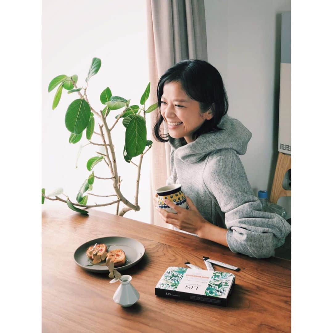 原田沙奈子さんのインスタグラム写真 - (原田沙奈子Instagram)「最近、勉強してすんごく興味があること。 それは健康について。 （少し長くなります）  どうしたら瑞々しくたくましく生きていけるのか。 今年はとくに考える時間が多かった。  私自身、しょうがない…と思っていた花粉症やアトピーの現代病。 風邪を引きやすかったり便秘や低体温などの都会体質の方も多いのでは。  結局、全ては免疫！というところに行き着いた。  免疫が低下していては良い事なし。 元気でいるためには自己免疫力を高めるのが1番！  それはもう充分わかってたとしても、どーやって免疫力を高めるのが良いだろう…と思った方へ。  乳酸菌1000倍の免疫力をもつLPSて知ってますか？ 私は正直、勉強するまで知らなかったのだけど。  LPSは自然免疫力を高めて、病気やウイルスからカラダを守ってくれる。 ※がんや感染症といった予防効果やアトピーや火傷などの改善効果も期待できる  しかも、LPSはそもそも豊かな土に生殖する土壌菌のひとつ。←土や土野菜に多く含まれている自然の恵 （有機栽培や自然栽培の土壌にはLPSが多い）  という、ナチュラル成分。  2枚目からの写真はLPSファームから頂いたニンニクでパンコントマテを。 焼いたバゲットにニンニクとトマトを擦り付けて岩塩とオリーブオイルかけたスペインの料理。 シンプルで簡単でとっても美味しい🇪🇸  このニンニクみたいにキレイすぎる野菜より土付き野菜のほうがLPSが豊富なのも事実。  例えば玄米にも多く含まれているのだけど、精米してしまうと1/100にまで減ってしまう。 LPSを食品で摂ろうとしたら結構大変なのが現実なのかも…  もっと手軽に効果的にLPS摂取できれば…といった願いを叶えてくれたのがLPSサプリメント。←1日1包で必要量を補える  毎日の生き方を改善していくってものすごいエネルギーが必要。 だけど無理ばかりするより1日1包のサプリメントをサッと摂取できたら心の負担も少なくできる。  あとは、 運動や健康食品もそうだけど、笑うことが大切だと教わった。←プライミングの活性化  早速、実戦🙋‍♀️  @phytolift  公式アカウントで先行プレゼント企画実施中 （‪10/31‬まで）  #LPSサプリメント #フィトリフト #都会体質 #免疫ビタミン #菌のチカラ #sponsored」10月25日 11時58分 - sanakoharada