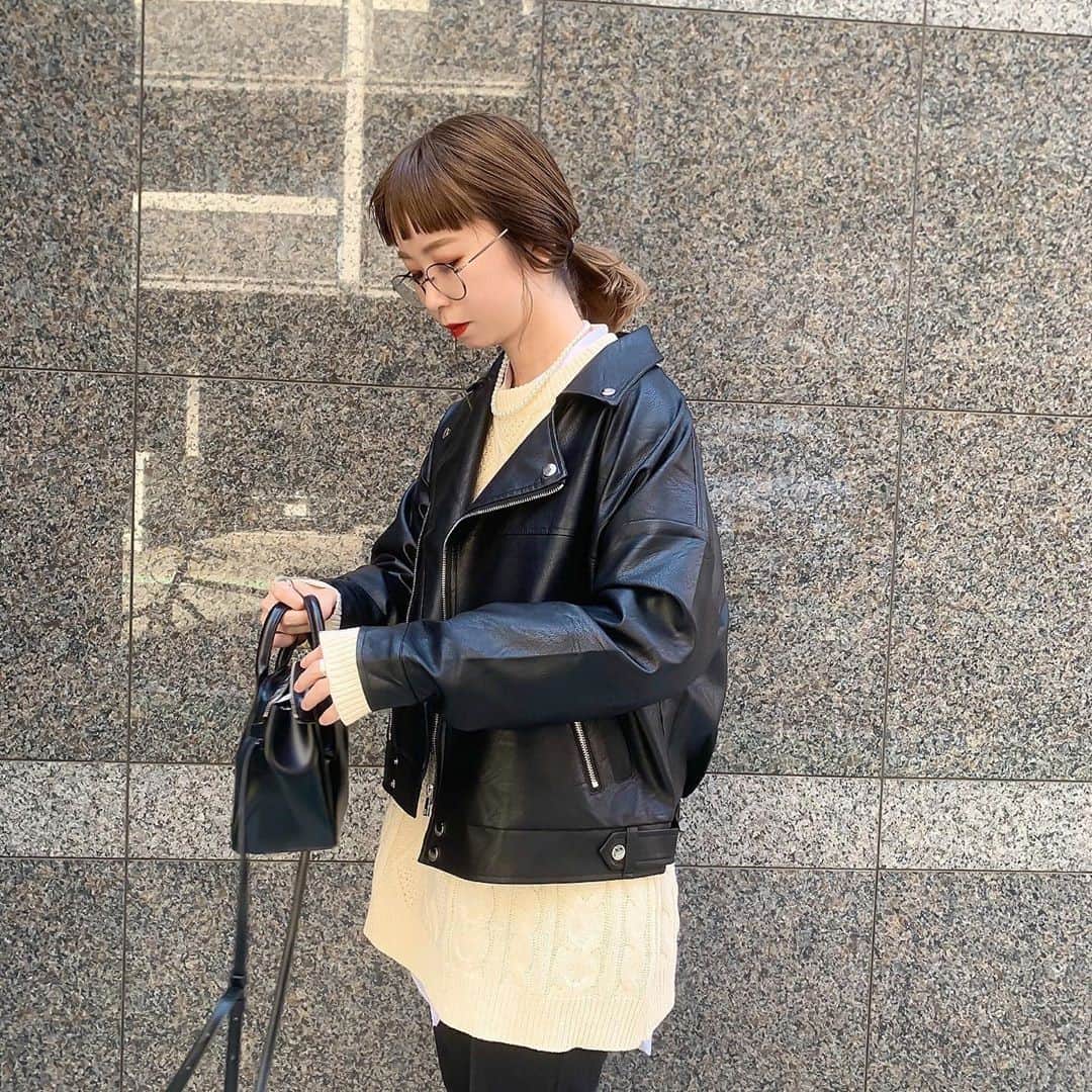 DHOLIC SNAPのインスタグラム：「@mii_3168さんの#dholicsnap⁠ 　⁠ OUTER：@dholic_official⁠ 　⁠ 【STYLE】⁠ #ontheriver⁠ #レザー風ライダースジャケット⁠ 全2色￥6,501(税込)⁠ 　⁠ みなさんもぜひ#dholicsnap をつけて⁠ コーディネートを投稿してください📸💕⁠ 　⁠ ※上記以外のご着用アイテムにつきましては品切れ商品、または、私物となります。⁠ 　⁠ #DHOLIC#dholicism#fashion#ootd⁠ #プチプラコーデ#今日のコーデ#今日の服⁠ ＃ライダースジャケット#レザー風ジャケット⁠ #秋冬コーデ#シンプル#シンプルコーデ」