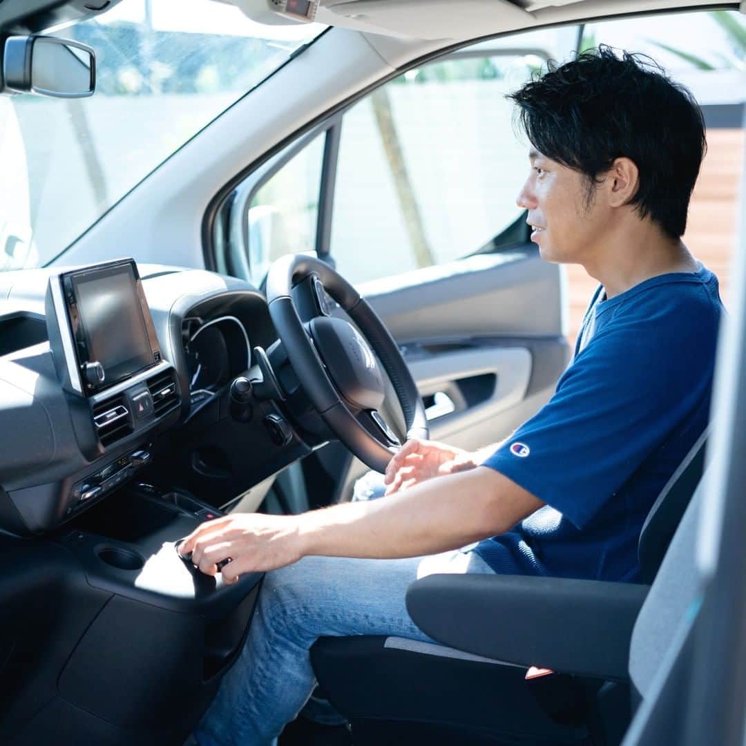 LOVEGREEN -植物と暮らしを豊かに。さんのインスタグラム写真 - (LOVEGREEN -植物と暮らしを豊かに。Instagram)「[🚗ベルランゴと植物のある暮らし🌿] . 趣味を楽しみつくすための新型レジャーアクティビティビークルとして話題のシトロエン「ベルランゴ」。 . LOVEGREENでは3⼈のボタニカルピープルによるベルランゴの楽しみ⽅を全6回でお届け中です。 . ------- . 仕事は、世界中のカッコイイ植物を日本の家や庭に広めること。休日は、可愛いお3姉妹のお子さんと一緒に遊ぶパパ。 . ちょっと珍しい植物の販売や、今の暮らしにマッチした庭施工を行うmana’s greenの真中隆之介さん(@manas.manaka )にとって車は、仕事（オン）と休日（オフ）両方で欠かせない相棒。 . その2つの条件を完璧に満たす新型レジャーアクティビティビークル「ベルランゴ」を、昨年の先行販売時からチェックしていたという真中さんに、改めてその魅力を伺いました。 . ------- . 詳しくはプロフィール( @lovegreen_official )のURLよりチェック🌿 「ベルランゴ」から見てみてくださいね🌼 . #車 #植物 #ベルランゴ #シトロエン #ドライブ #アウトドア #外出 #家族 #おでかけ #外出 #レジャー #観葉植物初心者 #園芸初心者 #観葉植物のある暮らし #グリーンのある暮らし #インドアグリーン #緑のある生活 #観葉植物初心者 #観葉植物が好き #シンプルな暮らし #シンプルライフ #暮らしを楽しむ #日々の暮らし  #マンション暮らし #植物のある暮らし #植物のある生活 #植物と暮らす #ベランダ #インテリア #部屋」10月25日 12時01分 - lovegreen_official