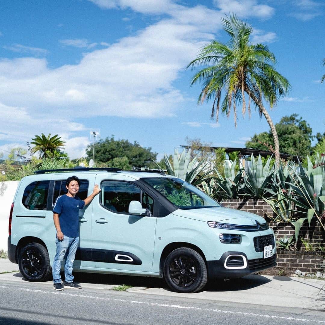 LOVEGREEN -植物と暮らしを豊かに。さんのインスタグラム写真 - (LOVEGREEN -植物と暮らしを豊かに。Instagram)「[🚗ベルランゴと植物のある暮らし🌿] . 趣味を楽しみつくすための新型レジャーアクティビティビークルとして話題のシトロエン「ベルランゴ」。 . LOVEGREENでは3⼈のボタニカルピープルによるベルランゴの楽しみ⽅を全6回でお届け中です。 . ------- . 仕事は、世界中のカッコイイ植物を日本の家や庭に広めること。休日は、可愛いお3姉妹のお子さんと一緒に遊ぶパパ。 . ちょっと珍しい植物の販売や、今の暮らしにマッチした庭施工を行うmana’s greenの真中隆之介さん(@manas.manaka )にとって車は、仕事（オン）と休日（オフ）両方で欠かせない相棒。 . その2つの条件を完璧に満たす新型レジャーアクティビティビークル「ベルランゴ」を、昨年の先行販売時からチェックしていたという真中さんに、改めてその魅力を伺いました。 . ------- . 詳しくはプロフィール( @lovegreen_official )のURLよりチェック🌿 「ベルランゴ」から見てみてくださいね🌼 . #車 #植物 #ベルランゴ #シトロエン #ドライブ #アウトドア #外出 #家族 #おでかけ #外出 #レジャー #観葉植物初心者 #園芸初心者 #観葉植物のある暮らし #グリーンのある暮らし #インドアグリーン #緑のある生活 #観葉植物初心者 #観葉植物が好き #シンプルな暮らし #シンプルライフ #暮らしを楽しむ #日々の暮らし  #マンション暮らし #植物のある暮らし #植物のある生活 #植物と暮らす #ベランダ #インテリア #部屋」10月25日 12時01分 - lovegreen_official