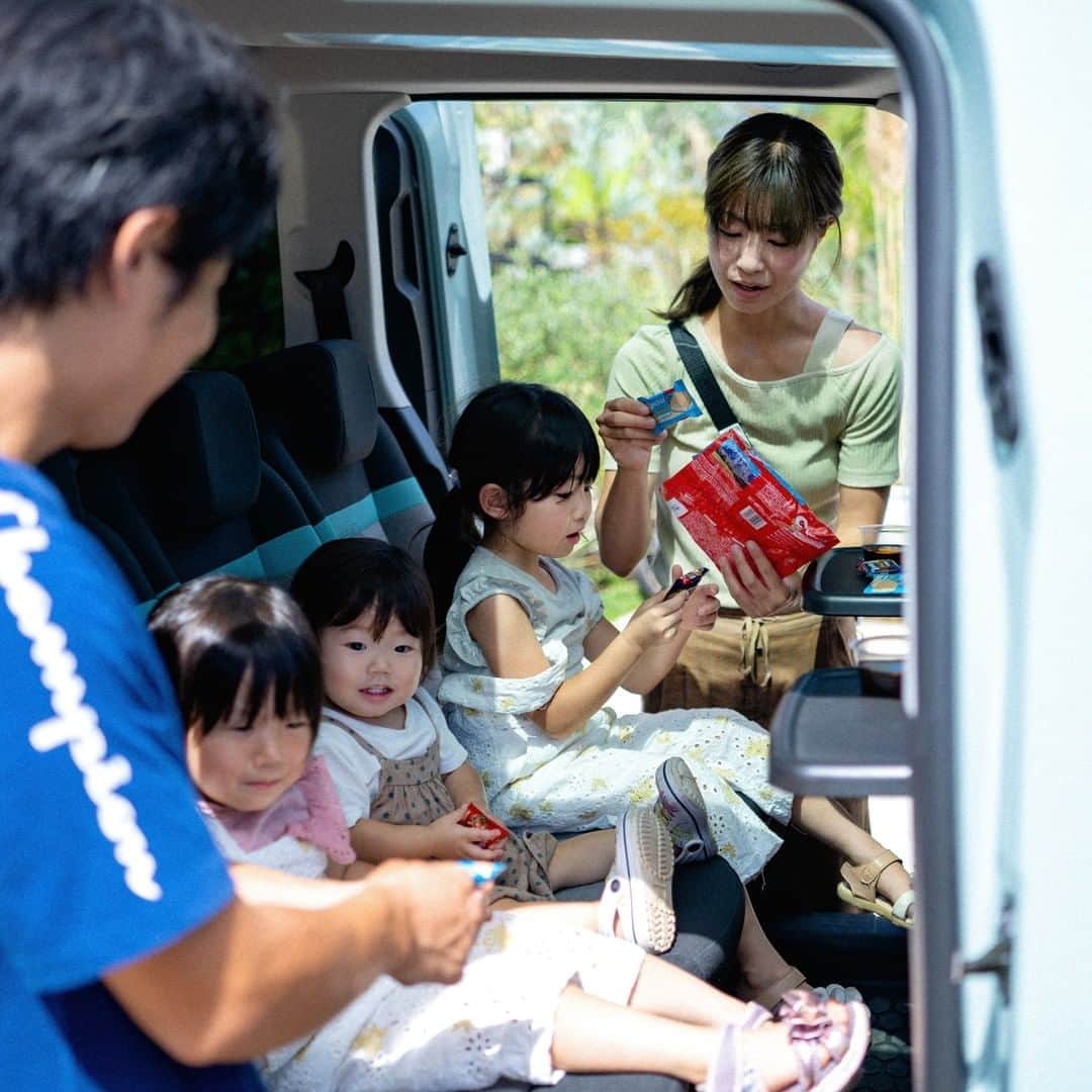 LOVEGREEN -植物と暮らしを豊かに。さんのインスタグラム写真 - (LOVEGREEN -植物と暮らしを豊かに。Instagram)「[🚗ベルランゴと植物のある暮らし🌿] . 趣味を楽しみつくすための新型レジャーアクティビティビークルとして話題のシトロエン「ベルランゴ」。 . LOVEGREENでは3⼈のボタニカルピープルによるベルランゴの楽しみ⽅を全6回でお届け中です。 . ------- . 仕事は、世界中のカッコイイ植物を日本の家や庭に広めること。休日は、可愛いお3姉妹のお子さんと一緒に遊ぶパパ。 . ちょっと珍しい植物の販売や、今の暮らしにマッチした庭施工を行うmana’s greenの真中隆之介さん(@manas.manaka )にとって車は、仕事（オン）と休日（オフ）両方で欠かせない相棒。 . その2つの条件を完璧に満たす新型レジャーアクティビティビークル「ベルランゴ」を、昨年の先行販売時からチェックしていたという真中さんに、改めてその魅力を伺いました。 . ------- . 詳しくはプロフィール( @lovegreen_official )のURLよりチェック🌿 「ベルランゴ」から見てみてくださいね🌼 . #車 #植物 #ベルランゴ #シトロエン #ドライブ #アウトドア #外出 #家族 #おでかけ #外出 #レジャー #観葉植物初心者 #園芸初心者 #観葉植物のある暮らし #グリーンのある暮らし #インドアグリーン #緑のある生活 #観葉植物初心者 #観葉植物が好き #シンプルな暮らし #シンプルライフ #暮らしを楽しむ #日々の暮らし  #マンション暮らし #植物のある暮らし #植物のある生活 #植物と暮らす #ベランダ #インテリア #部屋」10月25日 12時01分 - lovegreen_official