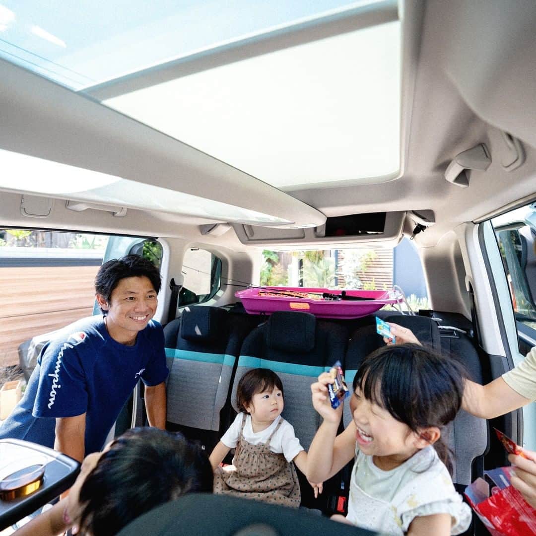 LOVEGREEN -植物と暮らしを豊かに。さんのインスタグラム写真 - (LOVEGREEN -植物と暮らしを豊かに。Instagram)「[🚗ベルランゴと植物のある暮らし🌿] . 趣味を楽しみつくすための新型レジャーアクティビティビークルとして話題のシトロエン「ベルランゴ」。 . LOVEGREENでは3⼈のボタニカルピープルによるベルランゴの楽しみ⽅を全6回でお届け中です。 . ------- . 仕事は、世界中のカッコイイ植物を日本の家や庭に広めること。休日は、可愛いお3姉妹のお子さんと一緒に遊ぶパパ。 . ちょっと珍しい植物の販売や、今の暮らしにマッチした庭施工を行うmana’s greenの真中隆之介さん(@manas.manaka )にとって車は、仕事（オン）と休日（オフ）両方で欠かせない相棒。 . その2つの条件を完璧に満たす新型レジャーアクティビティビークル「ベルランゴ」を、昨年の先行販売時からチェックしていたという真中さんに、改めてその魅力を伺いました。 . ------- . 詳しくはプロフィール( @lovegreen_official )のURLよりチェック🌿 「ベルランゴ」から見てみてくださいね🌼 . #車 #植物 #ベルランゴ #シトロエン #ドライブ #アウトドア #外出 #家族 #おでかけ #外出 #レジャー #観葉植物初心者 #園芸初心者 #観葉植物のある暮らし #グリーンのある暮らし #インドアグリーン #緑のある生活 #観葉植物初心者 #観葉植物が好き #シンプルな暮らし #シンプルライフ #暮らしを楽しむ #日々の暮らし  #マンション暮らし #植物のある暮らし #植物のある生活 #植物と暮らす #ベランダ #インテリア #部屋」10月25日 12時01分 - lovegreen_official