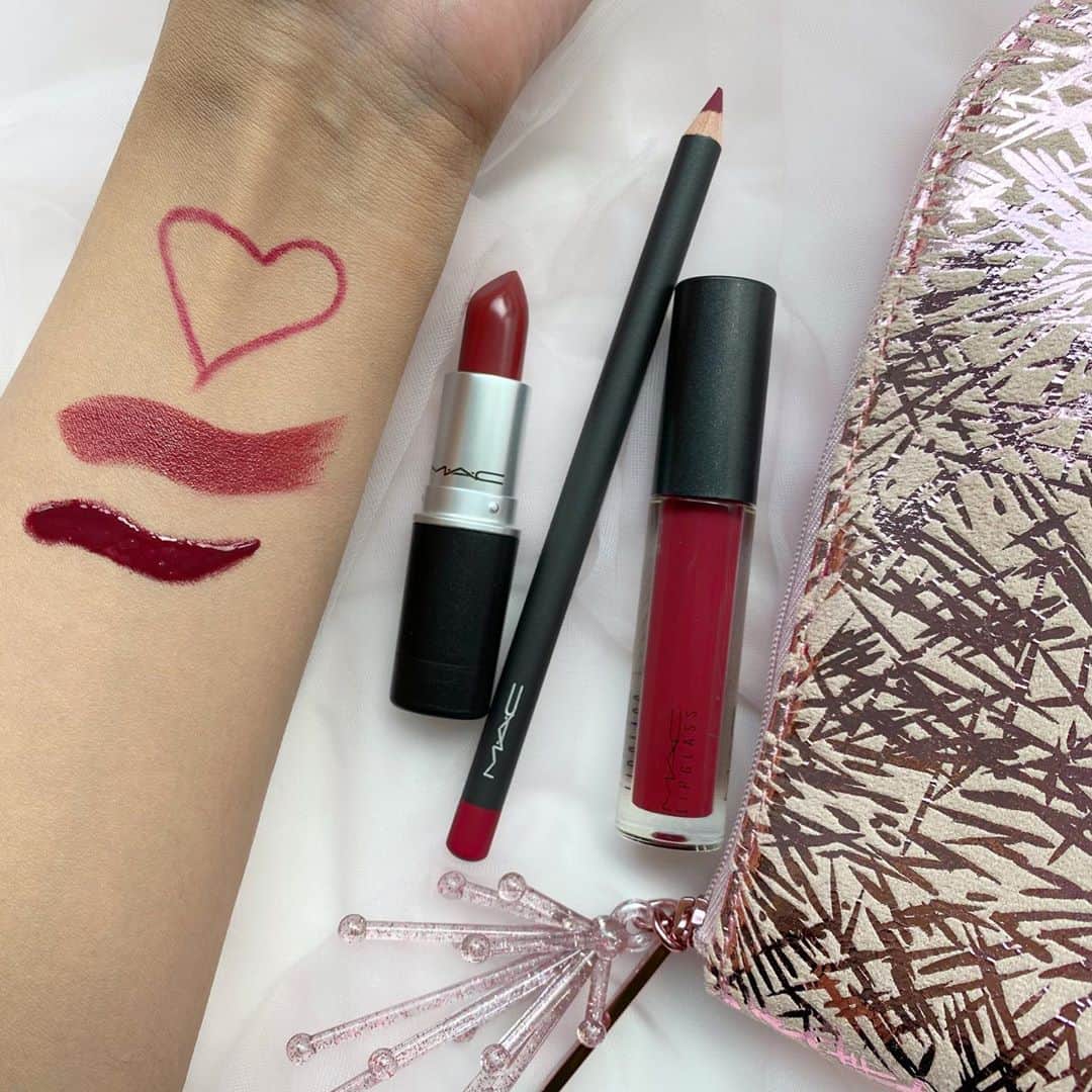 M∙A∙C Cosmetics Japanのインスタグラム：「3つのリップアイテムをセットしたリップキット💄 主役級の口元を作るベリー(1枚目)と、どんなメイクルックにも使えるブラッシュ(2枚目)の2色をラインナップ💋 ㅤ リップペンシルで口角を整え、リップスティックをオン。リップグロスを重ねれば注目を集めるゴージャスな仕上がりに✨ ㅤ ■ファイヤーワーク イット リップ キット ベリー／ブラッシュ(税込7,150円) ㅤ #MACFrostedFirework #MACクリスマスコフレ2020 #MACHoliday #MACCosmeticsJapan #MACCosmetics #MAC #MACコスメ #マックコスメ#メイクプロセス#クリスマスコフレ2020#クリスマスコフレ#MACリップ#リップ#リップメイク#リップスティック#リップケア#リップグロス#ボリューム#ぷっくり#マットリップ#リップマニア」