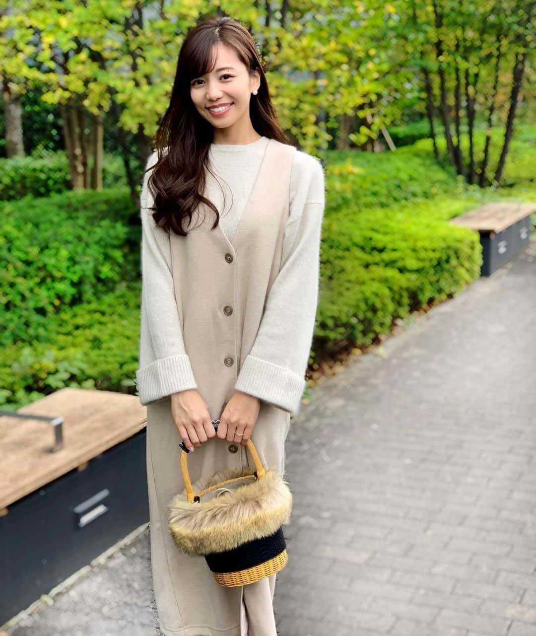 福山唯のインスタグラム：「お問い合わせ頂いていたコーデ♡ . . 全身はこんな感じでした☺️ . . knit @mercuryduo_com  onepiece @kuih_store  ワンピースは前をあけてジレみたいにも着てみたいな♫  . . 週末、来週とお天気が☀️マークばかりで嬉しいな♡ . . #coordinate #beige #onepiece #knit #fashion #instafashion #kuih #kuihst #コーディネート  #コーデ　#ベージュコーデ #ニット #ワンピース #クイ　🍐✨」