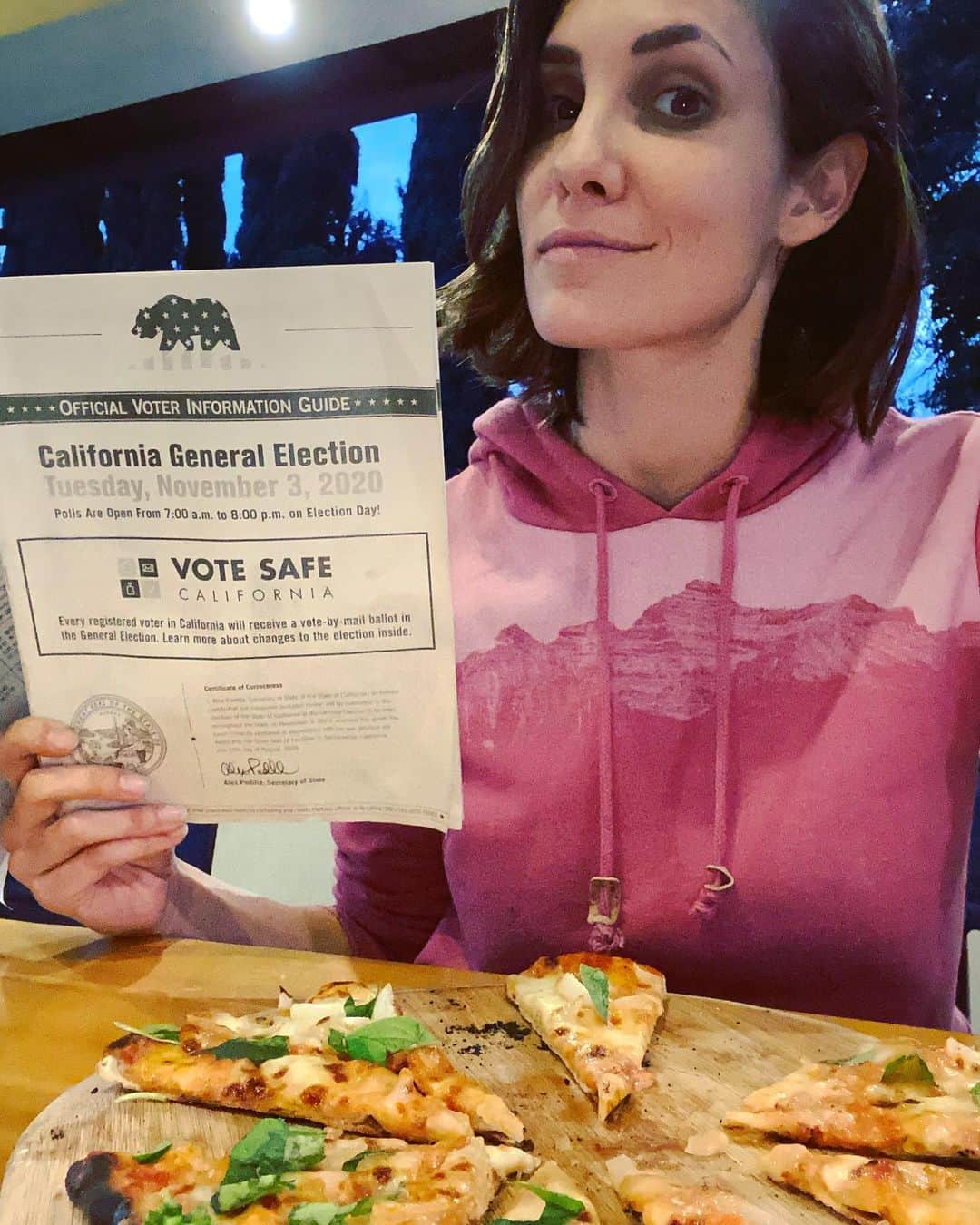 ダニエラ・ルーアのインスタグラム：「Saturday = Homemade pizza, pumpkin painting and making sure I’m informed about all the propositions in my state. The election is about more than just the white house! Reading up here and a variety of other places to better understand what and who I’m voting for #VOTE 🇺🇸 #california PS I will not be discussing my choices. . Sábados= Pizza caseira, a pintar abóboras e a ler o manual de leis no meu estado. As eleições não são só para eleger a casa branca... Leio o manual e vários outros artigos para estar bem informada. #VOTEM (EUA) . #votingearly #earlyvote #iwillnotbecomplacent #mycivicduty #responsiblecitizen @tentree #tentree」