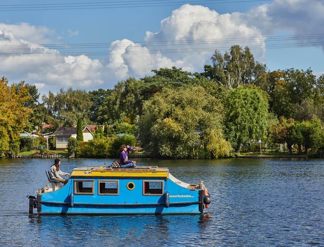 POPEYE_Magazineさんのインスタグラム写真 - (POPEYE_MagazineInstagram)「休日は、小舟で一泊。なんて過ごし方をベルリンのシティボーイ＆シティガールはしている。ここは市内のシュプレー運河。これは言わばレンタルの“キャンピングボート”で、オーナーのDIYによるものなんだって。一日船長気分で、郊外へ繰り出し、船を浮かべ、屋根の上でピクニック。羨ましい！#popeyemagazine #myweekend #wasserkutsche」10月25日 12時11分 - popeye_magazine_official