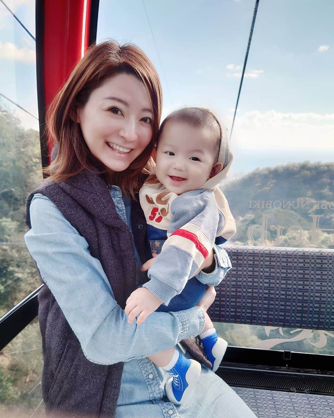 阪本麻美のインスタグラム：「昨日はお天気が良かったので、新神戸からすぐそこの神戸布引ハーブ園に行ってきました!!  我が子始めてのロープウェイ♥  綺麗な芝生に座れせたくて行ったのに、お気に召さなかったのかギャン泣き(｡•́︿•̀｡)  歩けるようになったら、もっと楽しいやろ〜なぁ！！　　  早く一緒にボール蹴りたいなぁ〜!!  でも、もっと体力いるよなぁwww　  あぁ〜若さと体力が欲しい今日この頃w  #晴天 #神戸布引ハーブ園  #ロープウェイ  #芝生  #お気に召さなかったようで  #ギャン泣き  #7か月ベビー  #7ヶ月赤ちゃん  #男の子赤ちゃん  #男の子ベビー  #男の子ママ  #赤ちゃんのいる生活  #ママ体力問題 #若さと体力欲しい」