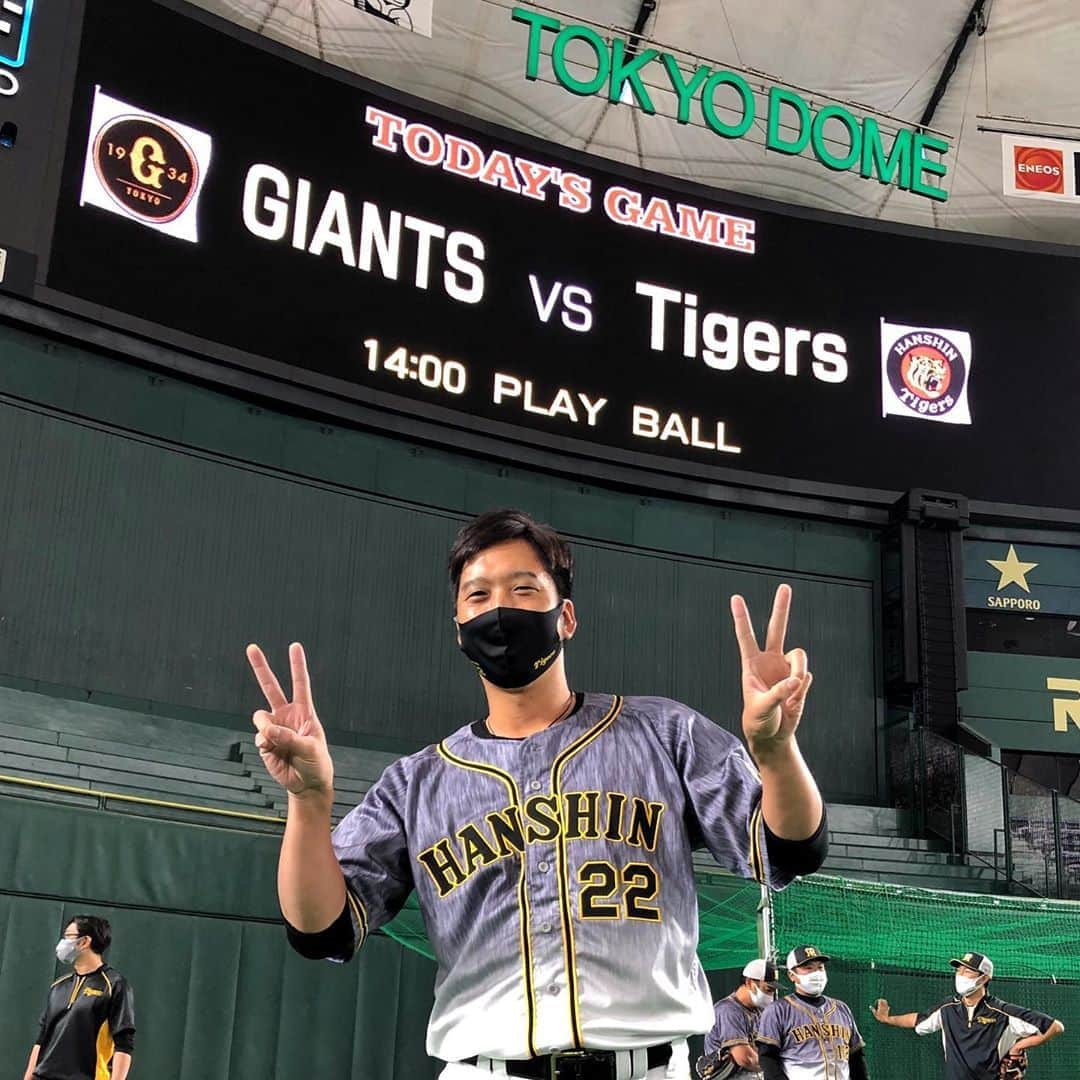 阪神タイガースさんのインスタグラム写真 - (阪神タイガースInstagram)「今日の東京ドームでの練習開始と同時に、サプライズで藤川選手の登場曲が流れました✨  「自分一人で感傷に浸っていたところを、こうして曲を流してもらえたことで、ゲーム前ですけど、球場全体の皆さんと感情を共有してもらえたことが嬉しいですし感激です。ジャイアンツさんに感謝ですね。」  #藤川球児 選手 #22 #登場曲 #lindberg #everylittlethingeverypreciousthing  #読売ジャイアンツ さん #ありがとうございました✨ #阪神タイガース」10月25日 12時11分 - hanshintigers_official