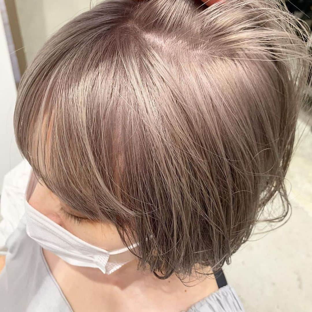 ALBUMさんのインスタグラム写真 - (ALBUMInstagram)「✔style by @hikaru.kinugawa 【 #ALBUM動画_ヘアカラー 】 ↑別パターンはこちら↑  cut + color ¥3,500~ double color ¥8,000~ treatment ¥2,000~ etc... ※店舗により料金が異なります。 . . white silver ⭐︎  全頭ブリーチを2回して一気にホワイトシルバーに👏  髪質にもよりますがじっくりブリーチしてあければサラサラな髪でブリーチが可能ですよ⭐︎  ブリーチ系のカラーは本当にやり方が大切です✴︎  どれだけ優しくブリーチするかで傷ませずにホワイト系に持っていけるか決まります☆ . . こちらのスタイルは 原宿店の衣川 光（ @hikaru.kinugawa ） が担当いたしました！  何かご不明点がございましたら お気軽にコメントください。  担当スタイリストからも コメントいたします！  ALBUM（ @album_hair ） . . TV、CM、映画、広告、タレント、 ミュージシャン、雑誌、ブライダルなどの ヘアメイクも承っております。 . 【お問い合わせ先】 ALBUM OFFICE TEL / ‪03-6712-5547‬ FAX / ‪03-6712-5548‬ MAIL / info@album-hair.com . . . 《求人募集》 ALBUMでは、店舗拡大のため、随時スタッフ募集しております‼ . 「トレンドヘアーを、毎月通える価格で提供。」がコンセプトのサロンです。 めまぐるしく変化する世の中のトレンドを素早くキャッチし、誰にでも手の届くお手ごろなプライスで毎月通えるサロンを目指しております。 . . 《業務内容》 ①正社員スタイリスト ②業務委託スタイリスト ③中途アシスタント . . 《応募方法》 ALBUM公式Instagram TOPページに記載されております URLからご応募くださいませ。 www.album-hair.com/recruit . . #ホワイト #シルバー #ホワイトシルバー #ブリーチ #ロングヘア #ロング#美容室 #ヘアスタイル #髪型 #ヘアセット #カラー #ヘアカラー #外国人風カラー #ダブルカラー #ハイライトカラー #ブルージュ#原宿 #外国人風 #美容師 #髮型 #髮型師 #染髮 #剪髮 #長髮 #เสื้อผ้าแฟชั่น #ผมยาว#긴머리#hair #longhair」10月25日 12時08分 - album_hair