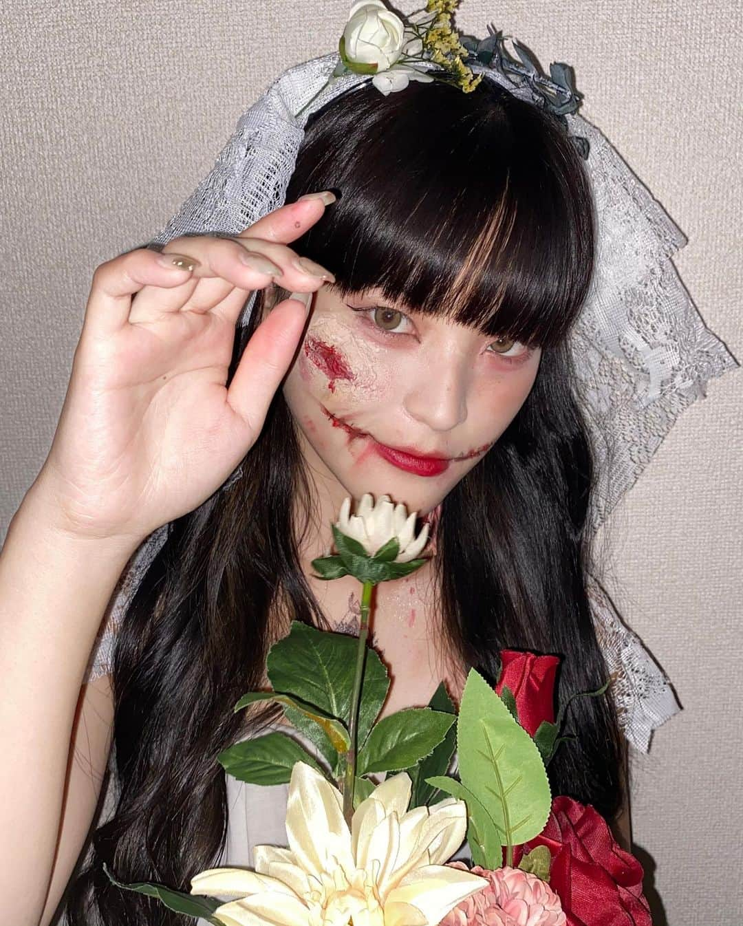 久保はるかさんのインスタグラム写真 - (久保はるかInstagram)「🎃リゼクリニック(@rizeclinic )様 最終コラボ第三弾🎃  今回はハロウィンということで 『花嫁ゾンビ』に仮装しました🧟‍♀️👰🏼  ゾンビメイクは もちろん自分でメイクしたよ✨ 頭につけている衣装も手作り！♡  今回もTwitterでのRT数1位が Ray掲載権を獲得できます！  マイスタではnon-no掲載権をかけて戦っています！  まだ一回も勝ち取れていないので 今回こそは1位取りたいっ！！  みんなの力を貸してください！  Twitter@mskokudai20_4で検索 もしくは 久保はるか で検索して下さると出てくるのでフォローとRTお願い致します😳🔥  沢山RTしてくれなきゃ悪戯しちゃうぞ👻  https://bit.ly/3glvixj  #リゼハロウィン #リゼクリニック #恐ろしいほどリゼで美しく #ミス國學院 #ゾンビメイク  #ハロウィンコスプレ  #ハロウィン」10月25日 12時13分 - haruka_bok