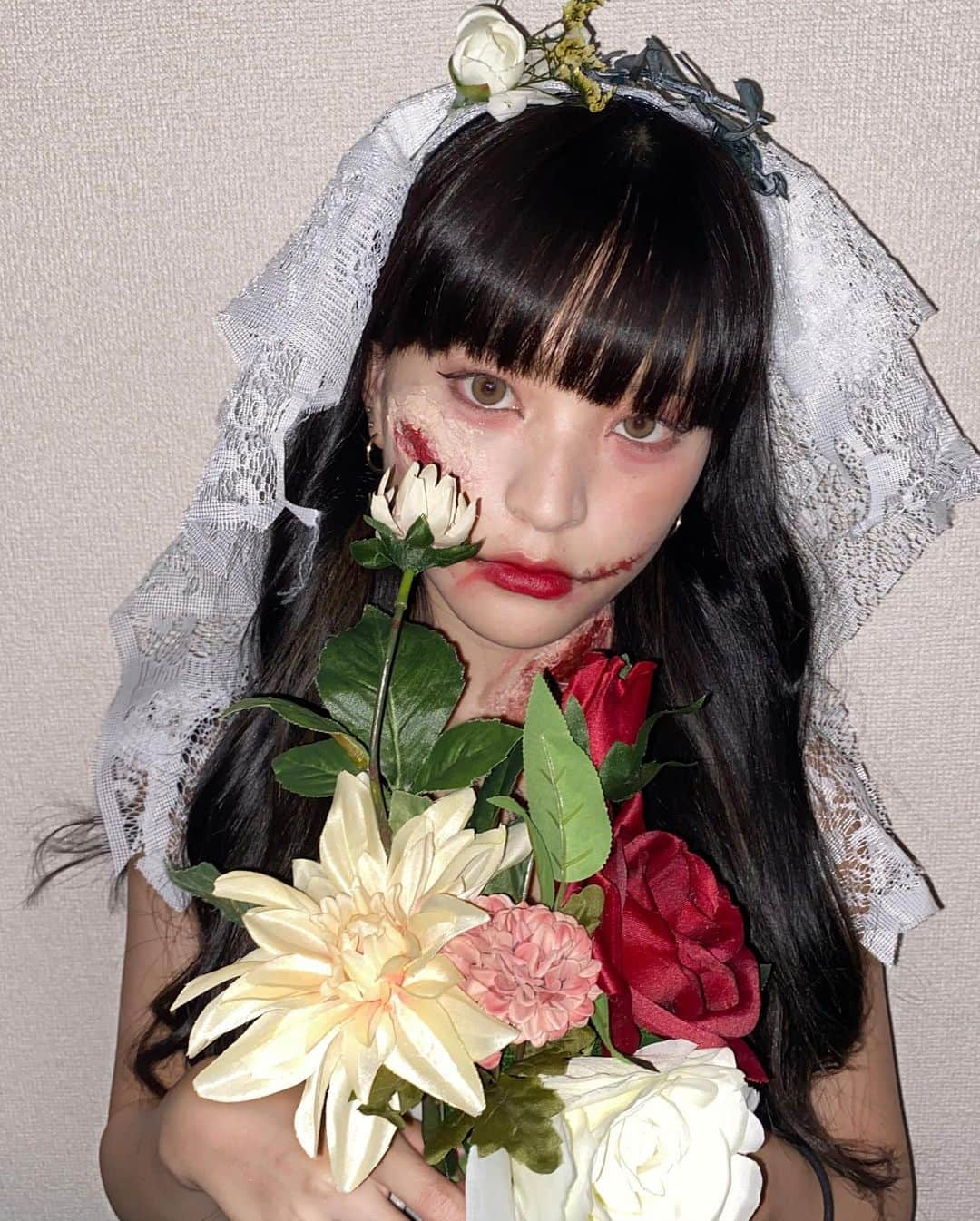 久保はるかさんのインスタグラム写真 - (久保はるかInstagram)「🎃リゼクリニック(@rizeclinic )様 最終コラボ第三弾🎃  今回はハロウィンということで 『花嫁ゾンビ』に仮装しました🧟‍♀️👰🏼  ゾンビメイクは もちろん自分でメイクしたよ✨ 頭につけている衣装も手作り！♡  今回もTwitterでのRT数1位が Ray掲載権を獲得できます！  マイスタではnon-no掲載権をかけて戦っています！  まだ一回も勝ち取れていないので 今回こそは1位取りたいっ！！  みんなの力を貸してください！  Twitter@mskokudai20_4で検索 もしくは 久保はるか で検索して下さると出てくるのでフォローとRTお願い致します😳🔥  沢山RTしてくれなきゃ悪戯しちゃうぞ👻  https://bit.ly/3glvixj  #リゼハロウィン #リゼクリニック #恐ろしいほどリゼで美しく #ミス國學院 #ゾンビメイク  #ハロウィンコスプレ  #ハロウィン」10月25日 12時13分 - haruka_bok