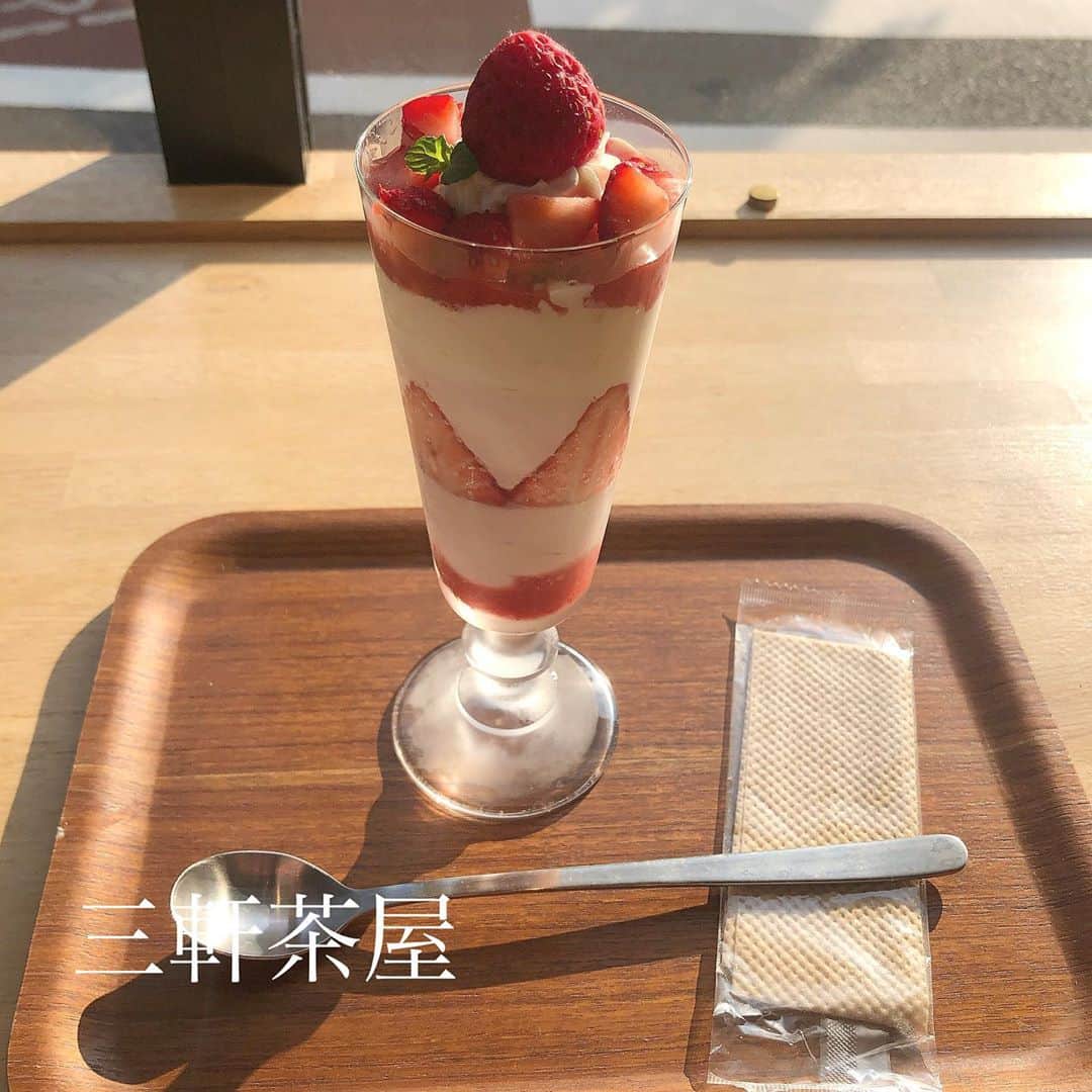 のインスタグラム：「🐬いちびこ🌱 食べログ3.52 三軒茶屋 ． 大好きな大好きないちごのスイーツだけのカフェ🎃🍰 ここのパフェほんとにおいしいの！パフェ甘ったるいだけのイメージだけどここはいちごの美味しさが際立ってる！幸せな気持ちになるからたくさんいった！！笑 ここのパンナコッタとかいちごスムージーもとてもおいしい🕊😍💕 ．  #東京グルメ#東京ディナー#東京観光#東京カフェ#洋食#instagood#fff#lfl#インスタ映え #表参道カフェ#渋谷グルメ#東京カフェ巡り#焼肉#代官山グルメ#イタリアン #グルメスタグラム#三軒茶屋カフェ#吉祥寺カフェ#西麻布グルメ#東京コース料理#神泉グルメ#銀座グルメ#食べログ #表参道グルメ#グルメ好きな人と繋がりたい#フォロー返し#東京カフェランチ#いちびこ三軒茶屋店#いちびこ太子堂店#いちびこ」