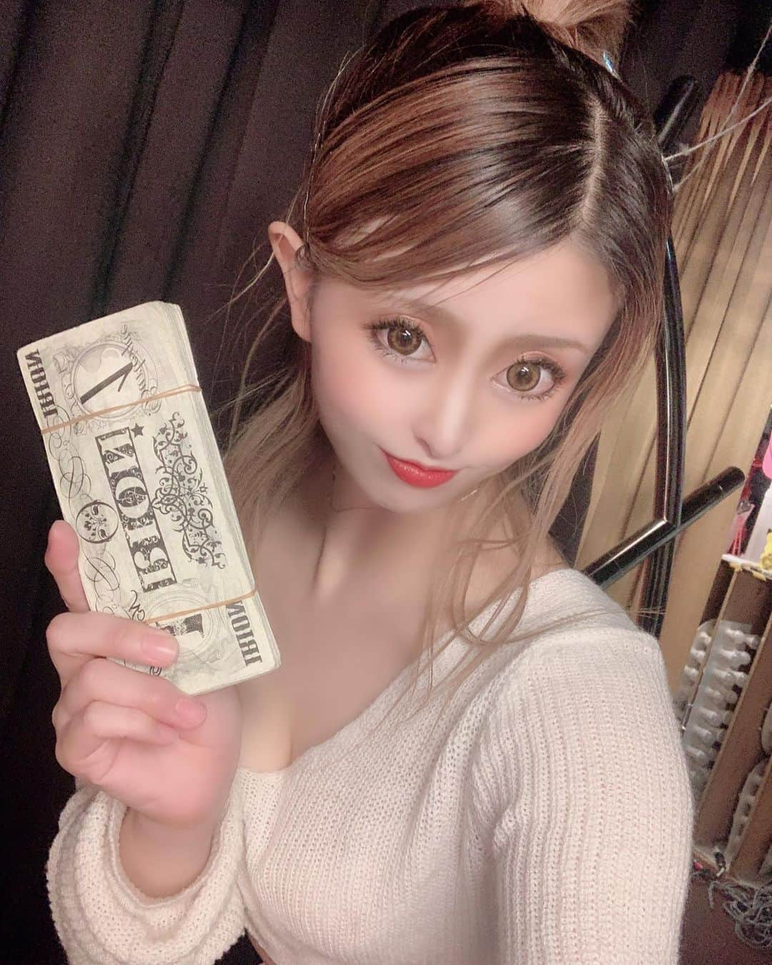 うららさんのインスタグラム写真 - (うららInstagram)「静かにサッとくれた100rion🥺✨ ありがとうございます❤ 久々に来たらバースデーイベントだったという事で… R3.3.3の日にH3.3.3.30歳のお誕生日祝いに来てくれる約束しました😛🍭 やば、ゾロ目🤣‪𐤔𐤔‬ もうこの投稿でしか歳は好評せんとく🤫(笑)  . . . #バーレスク大阪 #バーレスク東京 #burlesque #北新地 #showpub #うらら #dancer #singer #キャバ嬢 #ホスト #モデル #cute #ポールダンス #アイドル #ギャル #スリム #パリピ #gogodancer #脚フェチ #ビキニギャル #エロ可愛い #可愛い #小悪魔 #インスタ映え #飲み会 #ふぉろーみー #いいね #goto #ゾロ目 #バースデー」10月25日 12時16分 - urara_burlesque