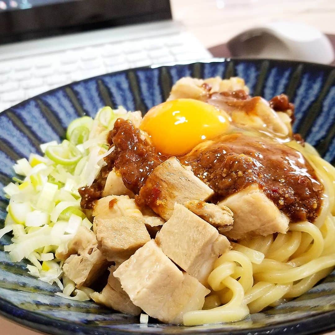 石関友梨のインスタグラム：「今日は体調が良い✨冷凍の坦々まぜそば使った( ఠ͜ఠ )めちゃうま💕  #冷凍食品 #おうちごはん #天気が気持ち良い #坦々まぜそば #休憩中 #お仕事中」