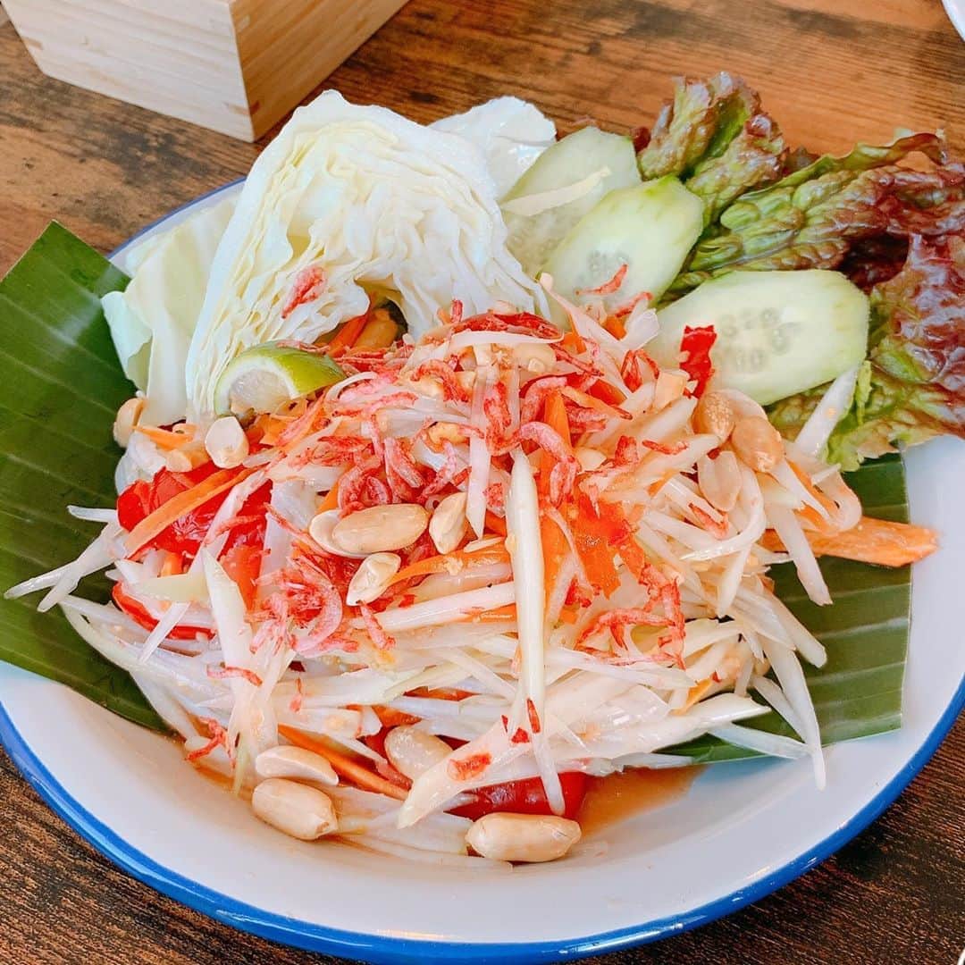 葉月里緒奈さんのインスタグラム写真 - (葉月里緒奈Instagram)「タイ北部のポピュラーなラーメン、カオソーイ。 ココナッツミルクの甘み広がるスパイシーなカレースープにホロホロに煮込まれたチキンがたっぷり。 揚げ麺と茹で麺の2種類の食感と味を楽しめる。 最後まで飽きずにスープまで飲み干しちゃう美味しさ。 King of カオソーイ、長谷にあり！ って、私、カオソーイ食べたの初めてなんだけどね(笑)。 #鎌倉グルメ #長谷グルメ#長谷駅出て左#歩いて30秒かな#タイ料理#日本人のオーナーとタイ人のシェフ#本格タイ料理 #辛さも日本バージョンからタイバージョンであれこれ調整してくれる#teawlamai #カオソーイ#これうまうま #また直ぐ食べたい#揚げ春巻き#トムヤムクン#海老ゴロゴロ#海老ミソの旨味もたっぷり#青パパイヤのサラダ #タイ人の普通の辛さにしてもらったら#汗がでるでる #でも美味しくって#やめられないとまらない #4種類の身体に良いお茶#どれがどこに効くかをオーナーさんが丁寧に教えてくれる#キッズスペースもあるし#女性に特におすすめしたいな #rionahazuki」10月25日 12時18分 - riona_hazuki
