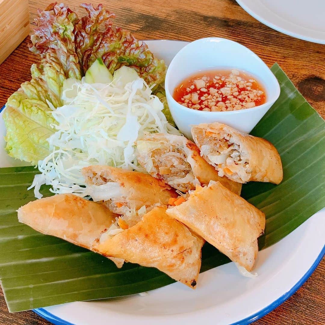 葉月里緒奈さんのインスタグラム写真 - (葉月里緒奈Instagram)「タイ北部のポピュラーなラーメン、カオソーイ。 ココナッツミルクの甘み広がるスパイシーなカレースープにホロホロに煮込まれたチキンがたっぷり。 揚げ麺と茹で麺の2種類の食感と味を楽しめる。 最後まで飽きずにスープまで飲み干しちゃう美味しさ。 King of カオソーイ、長谷にあり！ って、私、カオソーイ食べたの初めてなんだけどね(笑)。 #鎌倉グルメ #長谷グルメ#長谷駅出て左#歩いて30秒かな#タイ料理#日本人のオーナーとタイ人のシェフ#本格タイ料理 #辛さも日本バージョンからタイバージョンであれこれ調整してくれる#teawlamai #カオソーイ#これうまうま #また直ぐ食べたい#揚げ春巻き#トムヤムクン#海老ゴロゴロ#海老ミソの旨味もたっぷり#青パパイヤのサラダ #タイ人の普通の辛さにしてもらったら#汗がでるでる #でも美味しくって#やめられないとまらない #4種類の身体に良いお茶#どれがどこに効くかをオーナーさんが丁寧に教えてくれる#キッズスペースもあるし#女性に特におすすめしたいな #rionahazuki」10月25日 12時18分 - riona_hazuki