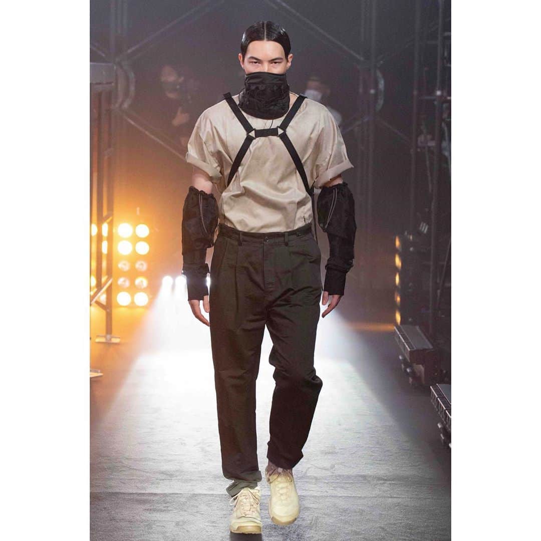 ミーンズワイルのインスタグラム：「[SS21 Collection “ERROR”]  Designer: Naohiro Fujisaki @naohirofujisaki (meanswhile) Stylist: Masataka Hattori @masataka_hattori  Make-up: Nobuko Maekawa @nobukomakeup  Hairdresser: Hori @hori_0227 (Be natural)  Press: Taisuke Nakamuro @taisuke_nakamuro (muroffice Promotion Planning)  Tetsuya Shimada @shimadaccho (muroffice Promotion Planning)  Tatsutomo Sakuragi @zon_sakuragi (muroffice Promotion Planning) Homare Ito @h____m____r (muroffice Promotion Planning) Public Relations: Nozomu Tanaka @tanakanozomu (Revolution PR) Norimasa Shirai @shirainorimasa  Sales: Akira Kudo @tetsurarara    Yuki Ogura @yuukiogura   Music by D.A.N:  @d.a.n._official Daigo Sakuragi @daigoos  Jinya Ichikawa #jinyaichikawa Hikaru Kawakami @kawakamiteru   Show Direction: Tatsuhiko Kataoka @tatsyche (bon) Show Direction Assistant: Yume Kugo #yumekugo (bon)」