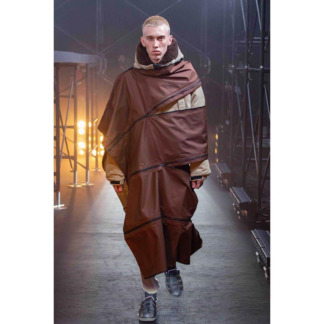 ミーンズワイルのインスタグラム：「[SS21 Collection “ERROR”]  Designer: Naohiro Fujisaki @naohirofujisaki (meanswhile) Stylist: Masataka Hattori @masataka_hattori  Make-up: Nobuko Maekawa @nobukomakeup  Hairdresser: Hori @hori_0227 (Be natural)  Press: Taisuke Nakamuro @taisuke_nakamuro (muroffice Promotion Planning)  Tetsuya Shimada @shimadaccho (muroffice Promotion Planning)  Tatsutomo Sakuragi @zon_sakuragi (muroffice Promotion Planning) Homare Ito @h____m____r (muroffice Promotion Planning) Public Relations: Nozomu Tanaka @tanakanozomu (Revolution PR) Norimasa Shirai @shirainorimasa  Sales: Akira Kudo @tetsurarara    Yuki Ogura @yuukiogura   Music by D.A.N:  @d.a.n._official Daigo Sakuragi @daigoos  Jinya Ichikawa #jinyaichikawa Hikaru Kawakami @kawakamiteru   Show Direction: Tatsuhiko Kataoka @tatsyche (bon) Show Direction Assistant: Yume Kugo #yumekugo (bon)」