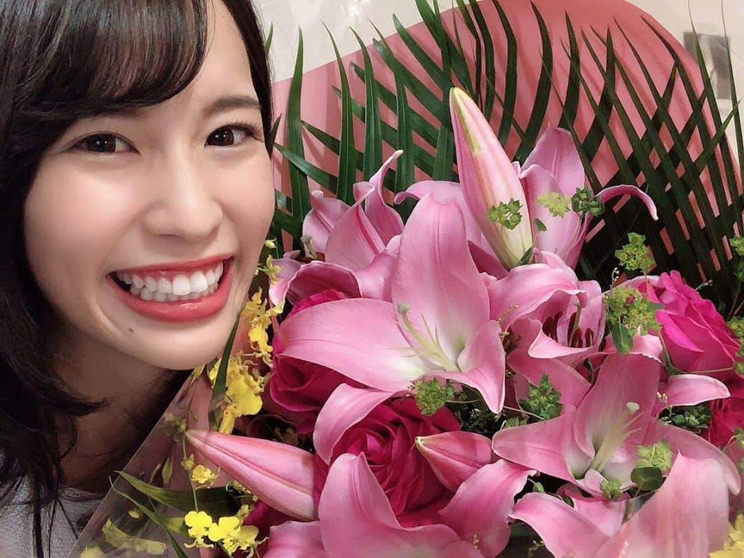 木寺莉菜のインスタグラム：「いつもお世話になってる﻿ 恩納村漁協の皆さんから﻿ 生まれて初めてのピンクの花束を頂きました💕﻿ ﻿ ひまわりの花束を貰うことが多いので、﻿ 新鮮な気持ちになって嬉しかったです😚❤️﻿ ﻿」