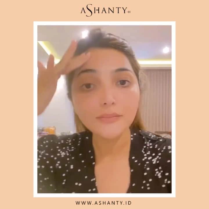 ASHANTY BEAUTY CREAM OFFICIALのインスタグラム：「Bunda Ashanty setiap hari selalu menggunakan day cream by @ashantyid untuk melindungi kulit wajah dari paparan sinar matahari langsung dan yang paling utama day cream by @ashantyid sudah mengandung spf serta mampu berperan sebagai alas bedak 😍  _____________________________ Informasi dan pemesanan  Ashanty Beauty Cream Chat Via WA : WA: 081293823950 WA: 081287388885 WA: 087778489900 WA: 085781140354 ⚡️ Fast Respons Click Link On Bio Instagram @ashantyid ❣️ ______________________________ #ashantybeautycream #creamashanty #skincareashanty #skincare #skincareartis #skincarelokal #creamwajah #creamperawatanwajah #obatjerawat #jerawat #kosmetik #krimwajah #creamwajah #whiteningcream #ashantyid #ashanty」