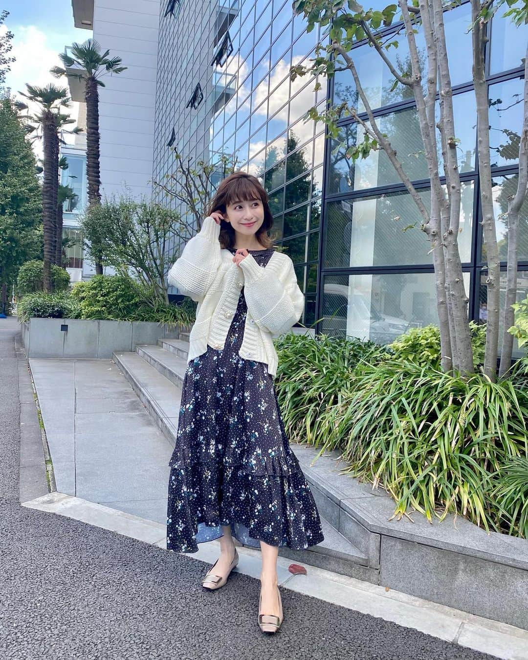 のインスタグラム：「・ アフタヌーンティーで着ていたお洋服は @chesty_official です🤍🖤 痩せたね！って絶対言われるワンピ。 ほんと細く見えるの🥺✨ あとはざっくりカジュアルなのに ビジュウのボタンで上品にも着られる ニットカーディガン🧶🤍 この季節にぴったり☺️💕💕 #sサイズコーデ #153cmコーデ #おちびコーデ #ママコーデ #sサイズ女子 #30代ファッション #30代コーデ  #おちびの輪 #きょコ #ママライフ #令和2年ベビー #2020年ベビー #女の子ママ #秋」