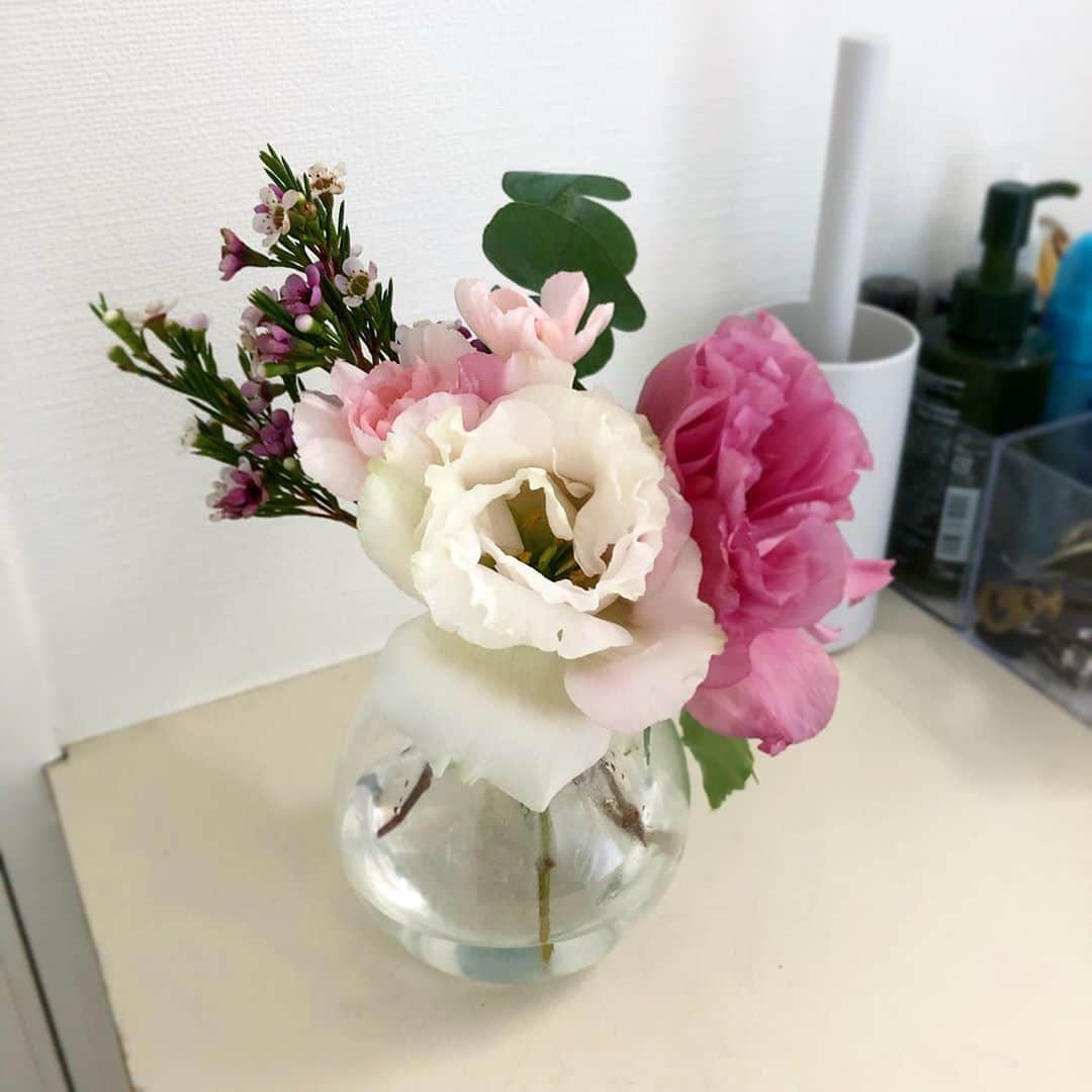 馬渕史香のインスタグラム：「4回目の @flowr_is のブーケが届いたよ💐  今回は トルコキキョウ / カーネーション / ワックスフラワー / アイビー / ユーカリ  ↓のコード入力で、通常1回の無料分が2回になるのでどうぞお使いください✨ 招待コード：B8GL  #あしざわ家 #赤ちゃんのいる生活  #お花のある生活 #flower #flower_is #お花の定期便 #お花便　#サブスク #サブスクリプション」