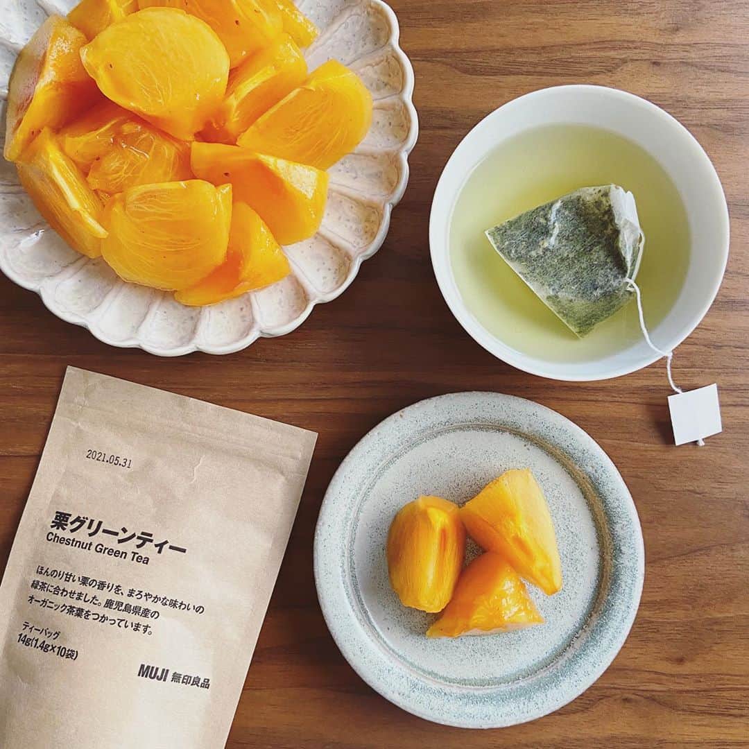 のインスタグラム：「. Tea Time🍵🧡 甘くてジューシーな柿と栗緑茶。 秋の味覚をダブルで☺️ 柿はサラダに入れて食べるのも好き♡ . 秋晴れな日曜、嬉しい✨ 皆さん良い１日をお過ごし下さい🍁 . #teatime #柿 #栗 #秋」