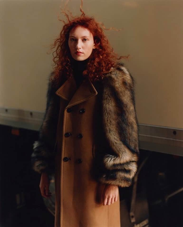 TOGAさんのインスタグラム写真 - (TOGAInstagram)「TOGA PULLA AW2020  Wool fake fur coat featured in @wrpdmagazine ・ Styling @sammiey_hughes Photographer @daniel_fraser ・ #togaarchives #togaarchives_online #toga #togapulla #togapulla20aw #wrpdmagazine #トーガ #トーガアーカイブス #トーガプルラ」10月25日 12時44分 - togaarchives